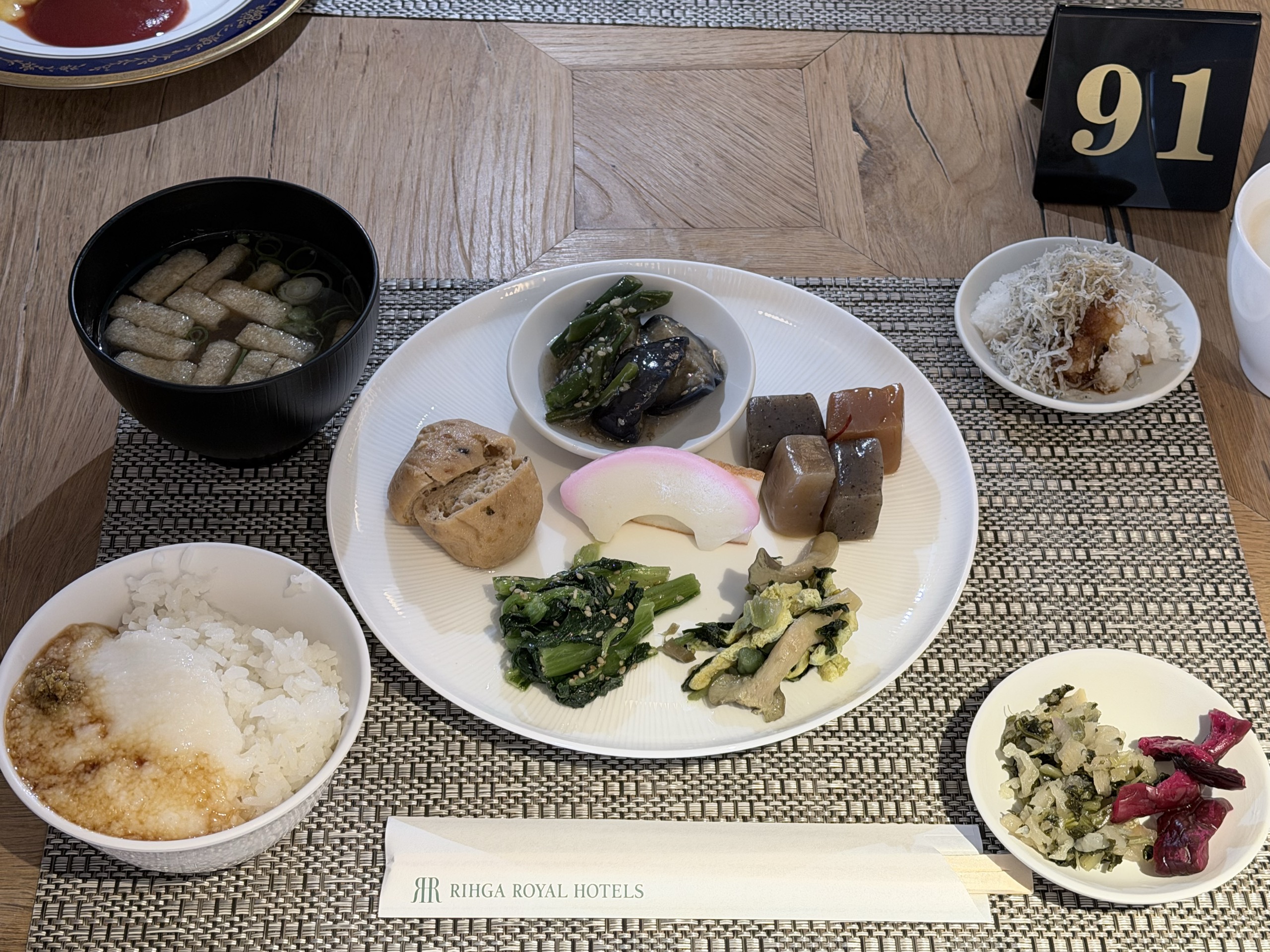 私が選んだ和食です。とろろご飯と味噌汁、煮物やお浸しです