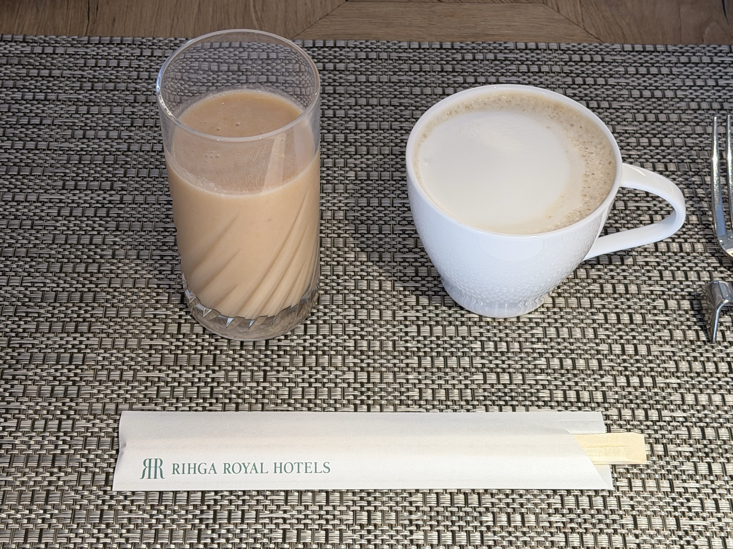 ミックスジュースとカフェオレです