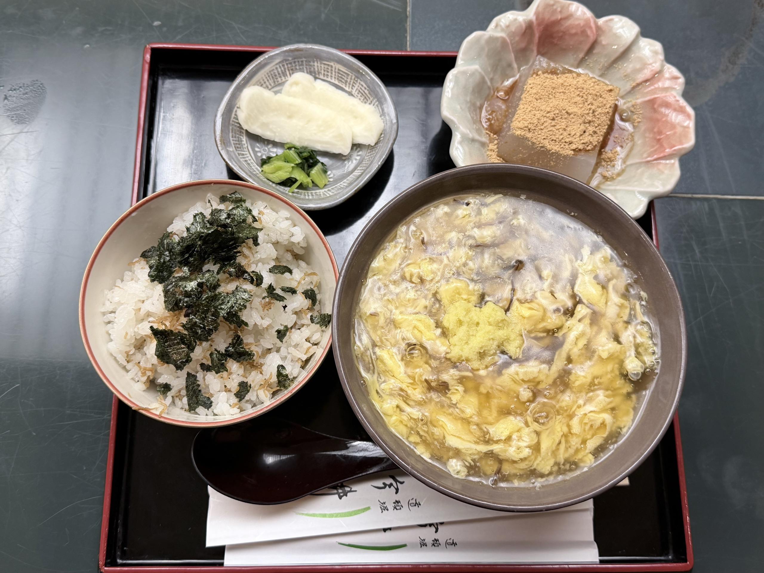 リーガロイヤルホテル大阪の地下にある今井の、あんかけ卵のうどんと、ちりめんのご飯です。きな粉のわらび餅も付きました