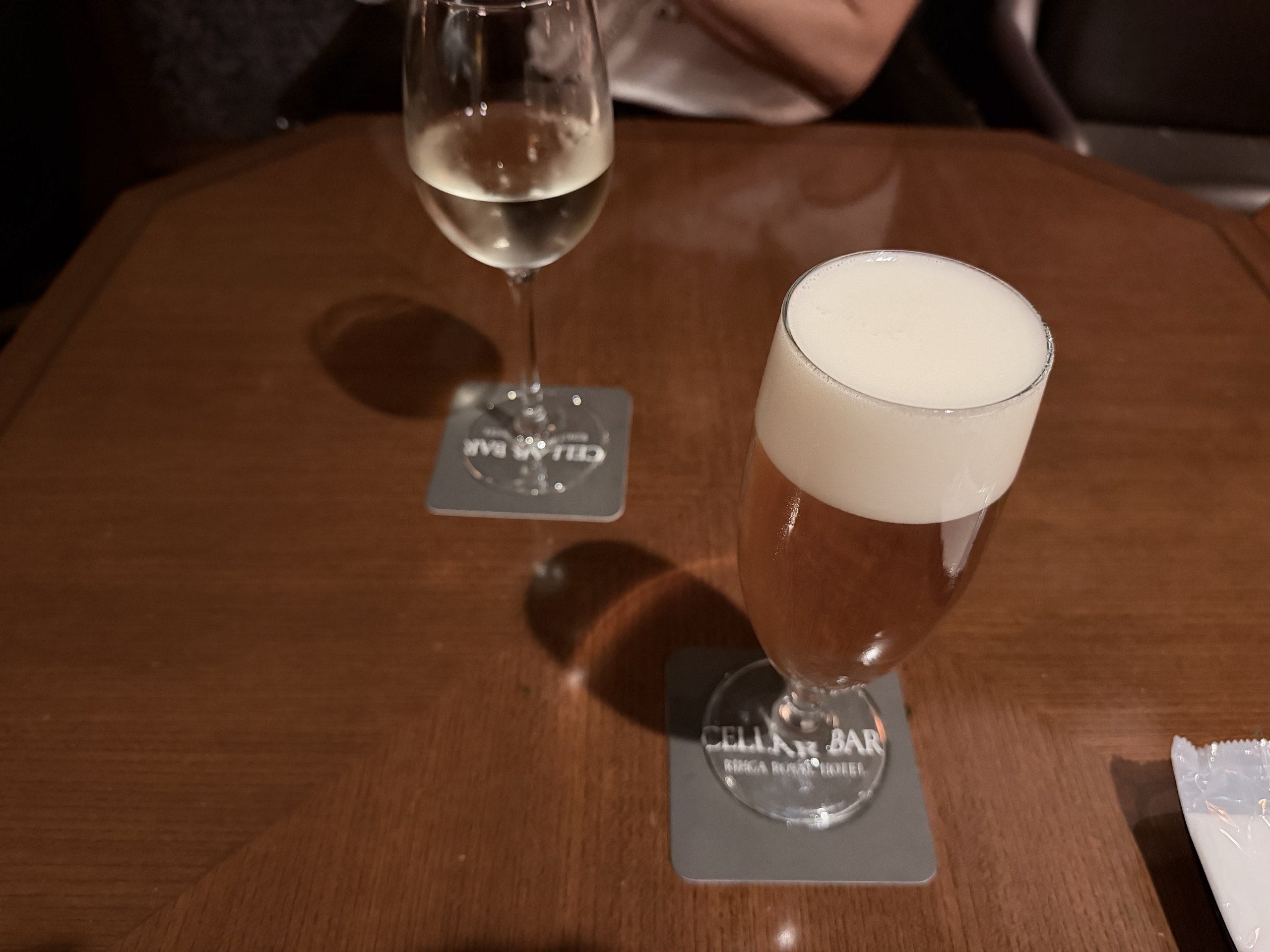 セラーバーでいただいた白ワインと生ビールです