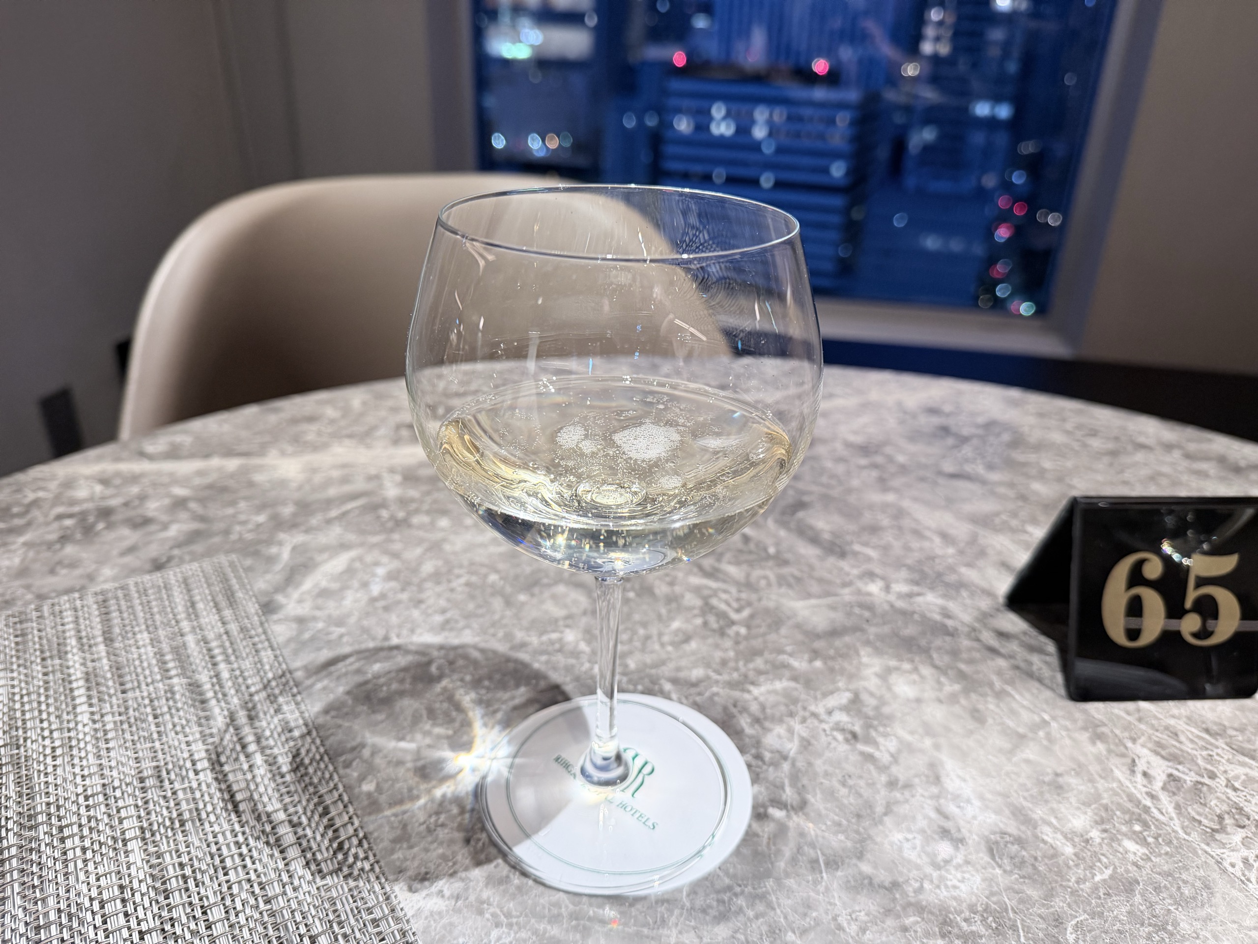 夕方にいただいたスパークリングワインです。窓の外はもう夜景でした