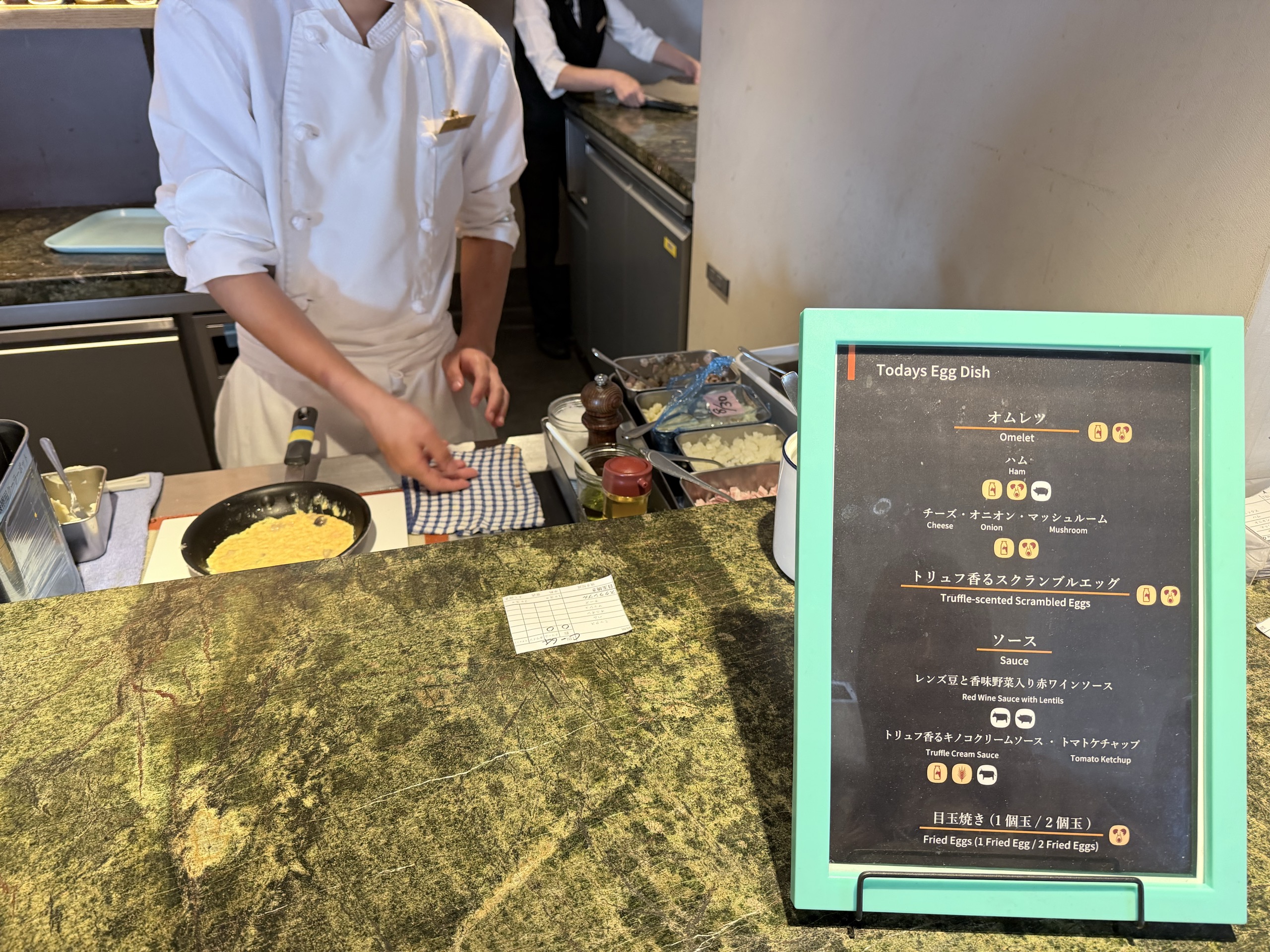 リーガロイヤルホテル大阪のラウンジの朝食の、卵料理のコーナーです。看板がその日のメニューです