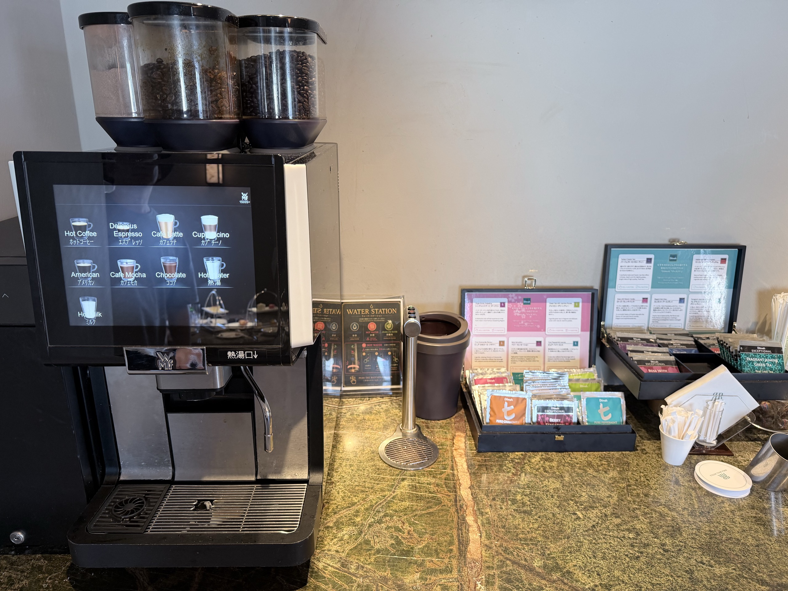 コーヒーマシンとディルマの紅茶です。ココアも選べます