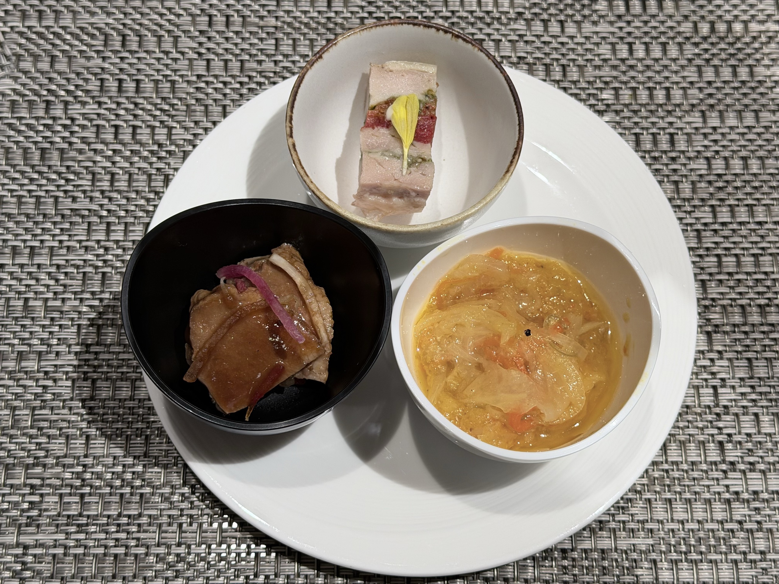 イブニングで選んだ料理です。3品でこの量です