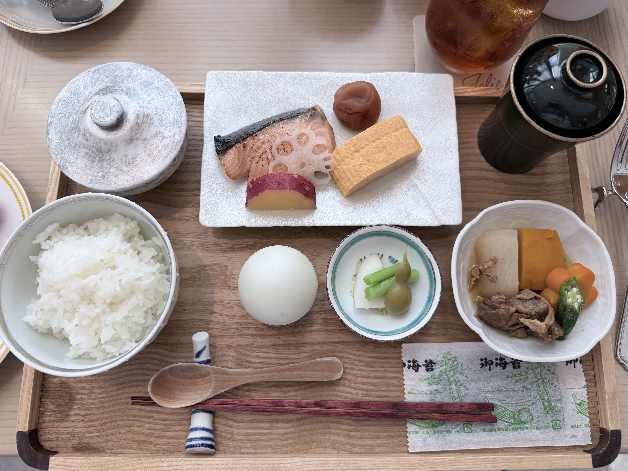 メインに焼き鮭を選んだ、和の朝食の膳です