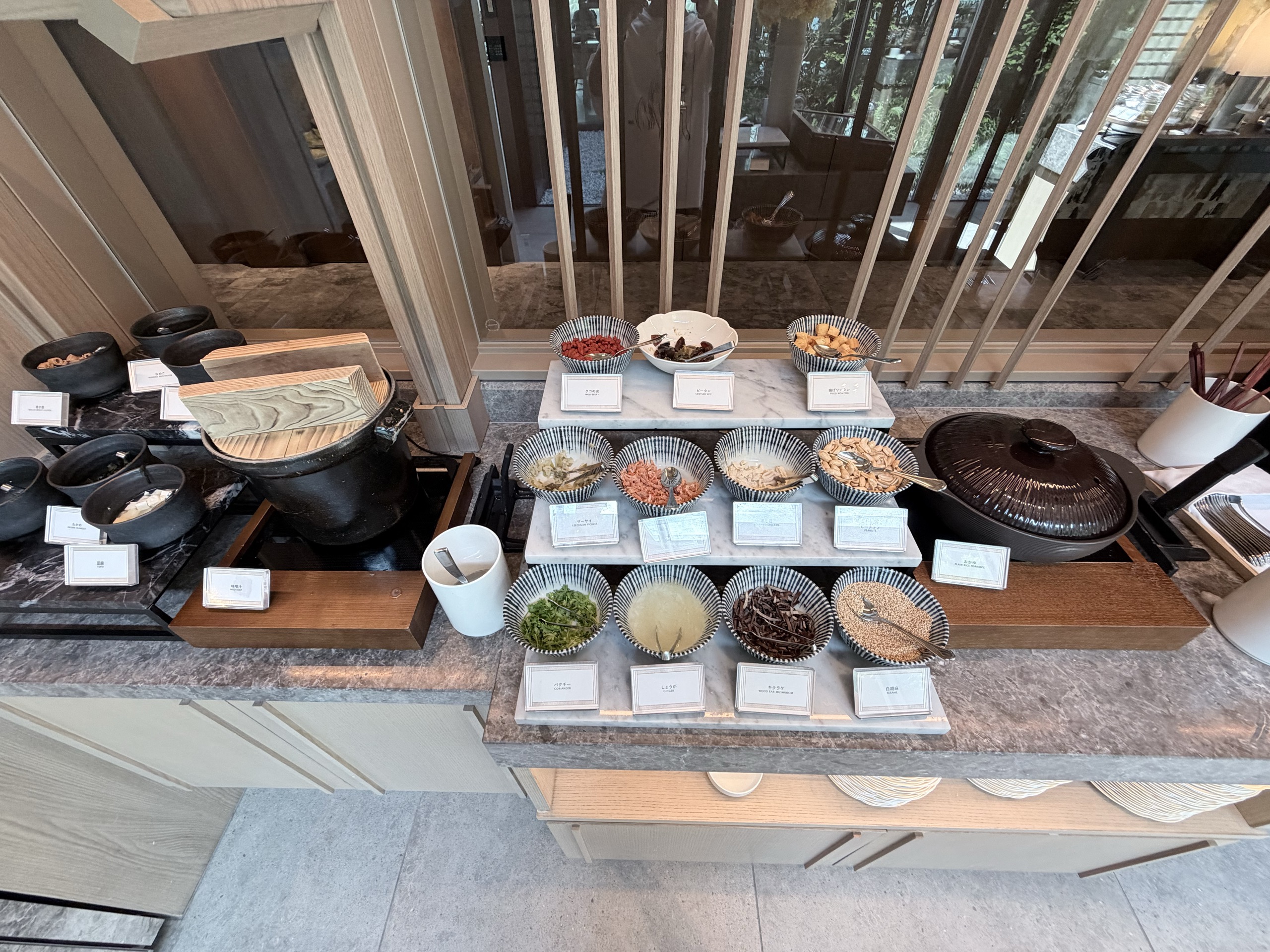 中華粥のコーナーです。薬味が13種類ならんでいます