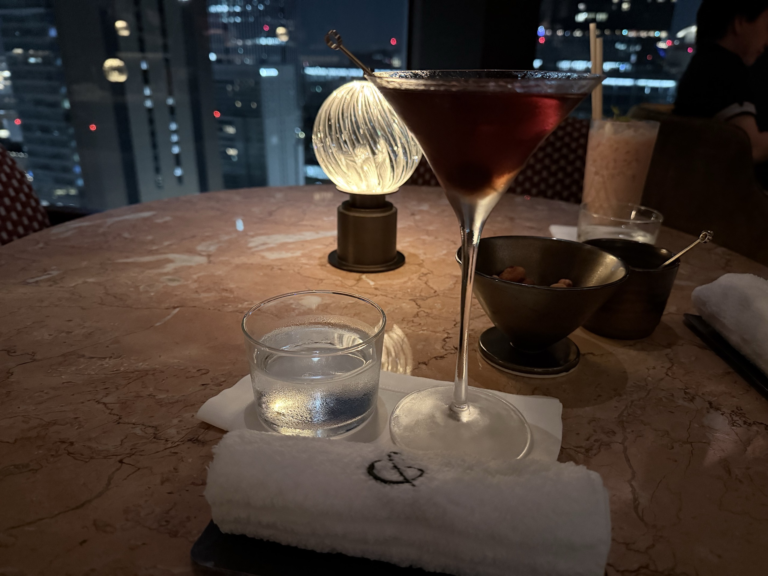 夜景を見ながらの一杯です。大理石のテーブルにランプが灯ります
