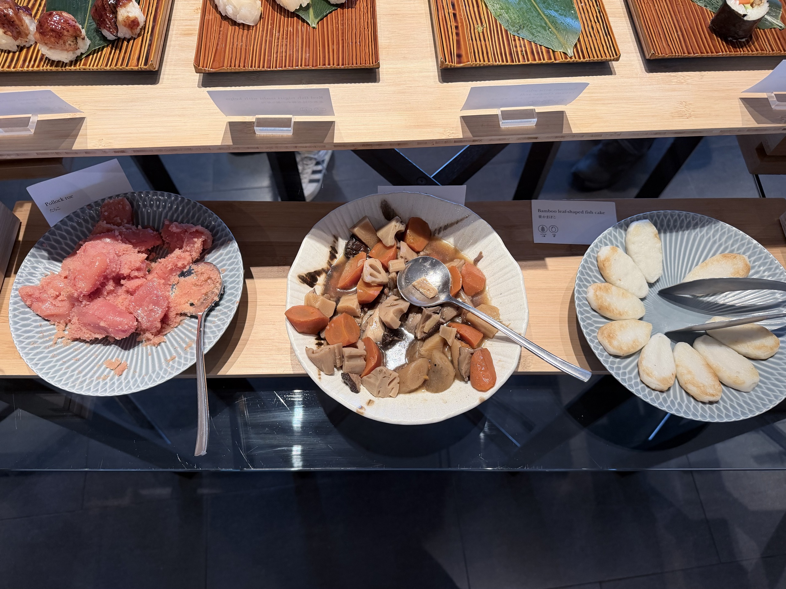 ラウンジの和食のおかずのコーナー