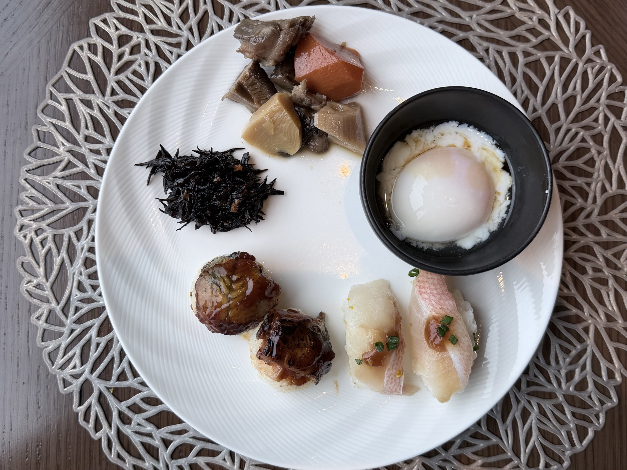 お寿司と煮物、卵をのせたお皿