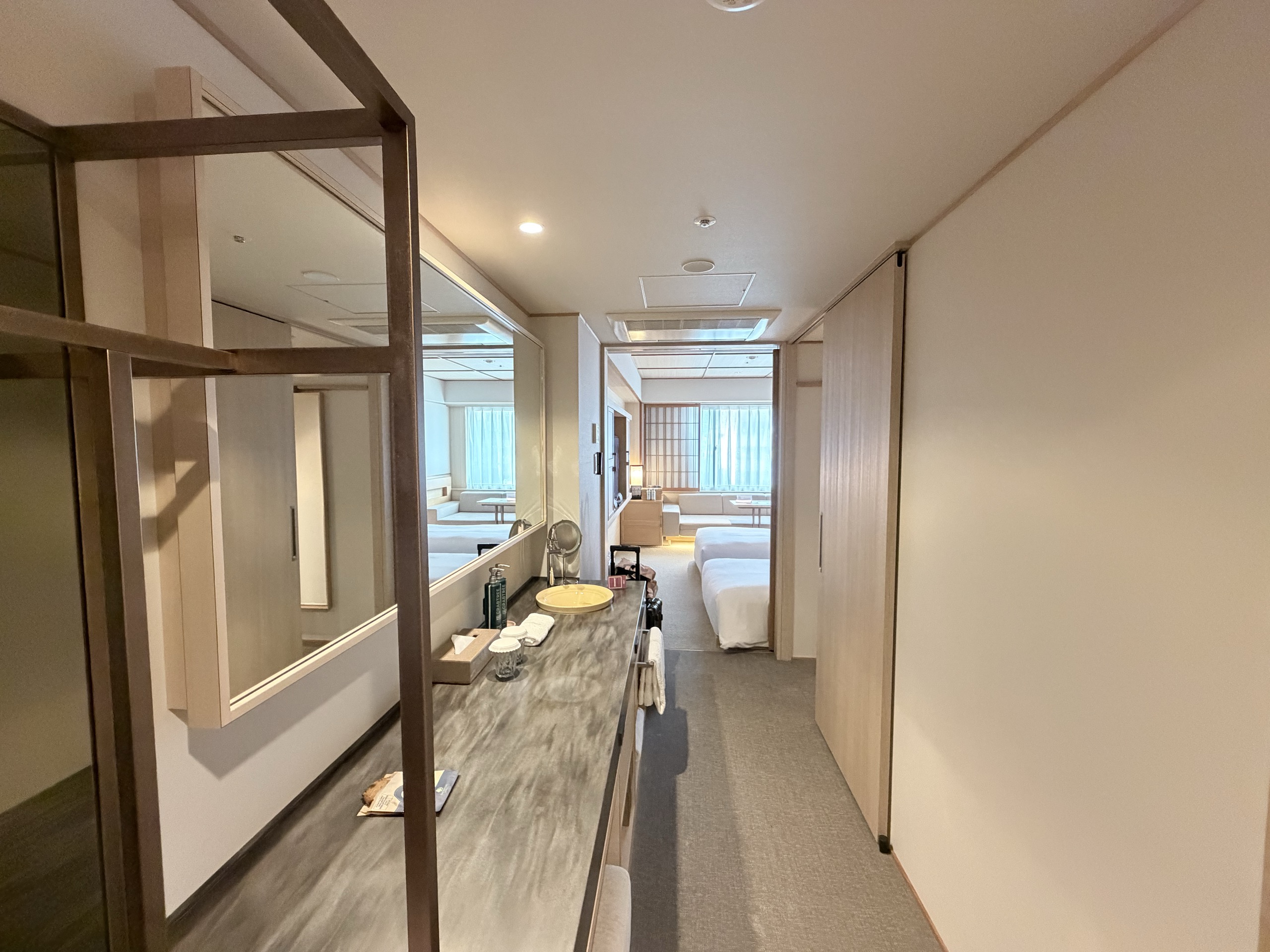 ダブルツリー京都東山の客室の入口から、ベッドと窓を見通した写真