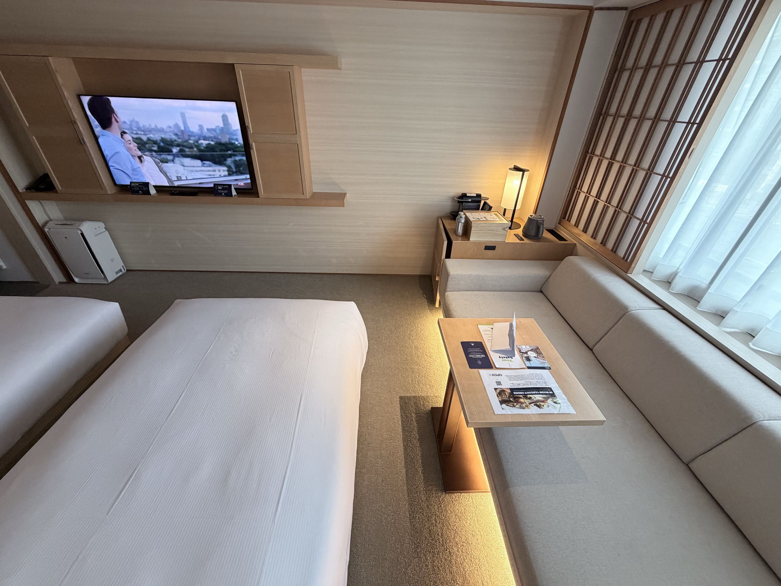 窓ぎわから、テレビとベッドの側を見た客室