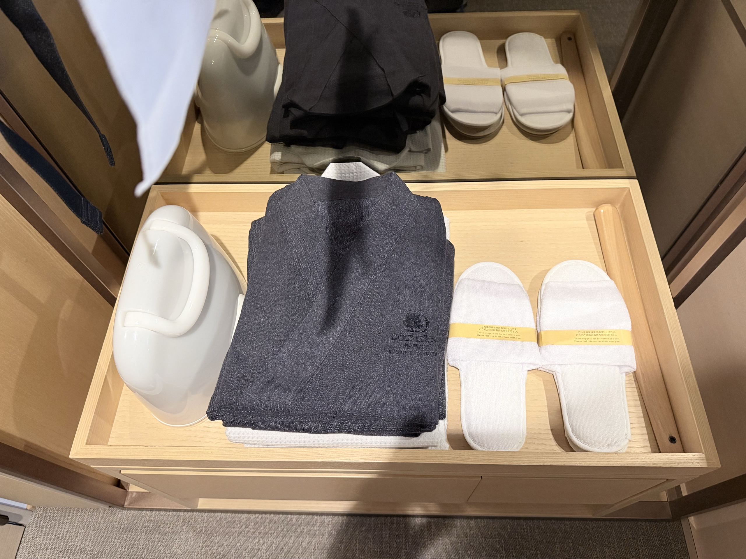 棚に置かれた、館内着とスリッパ