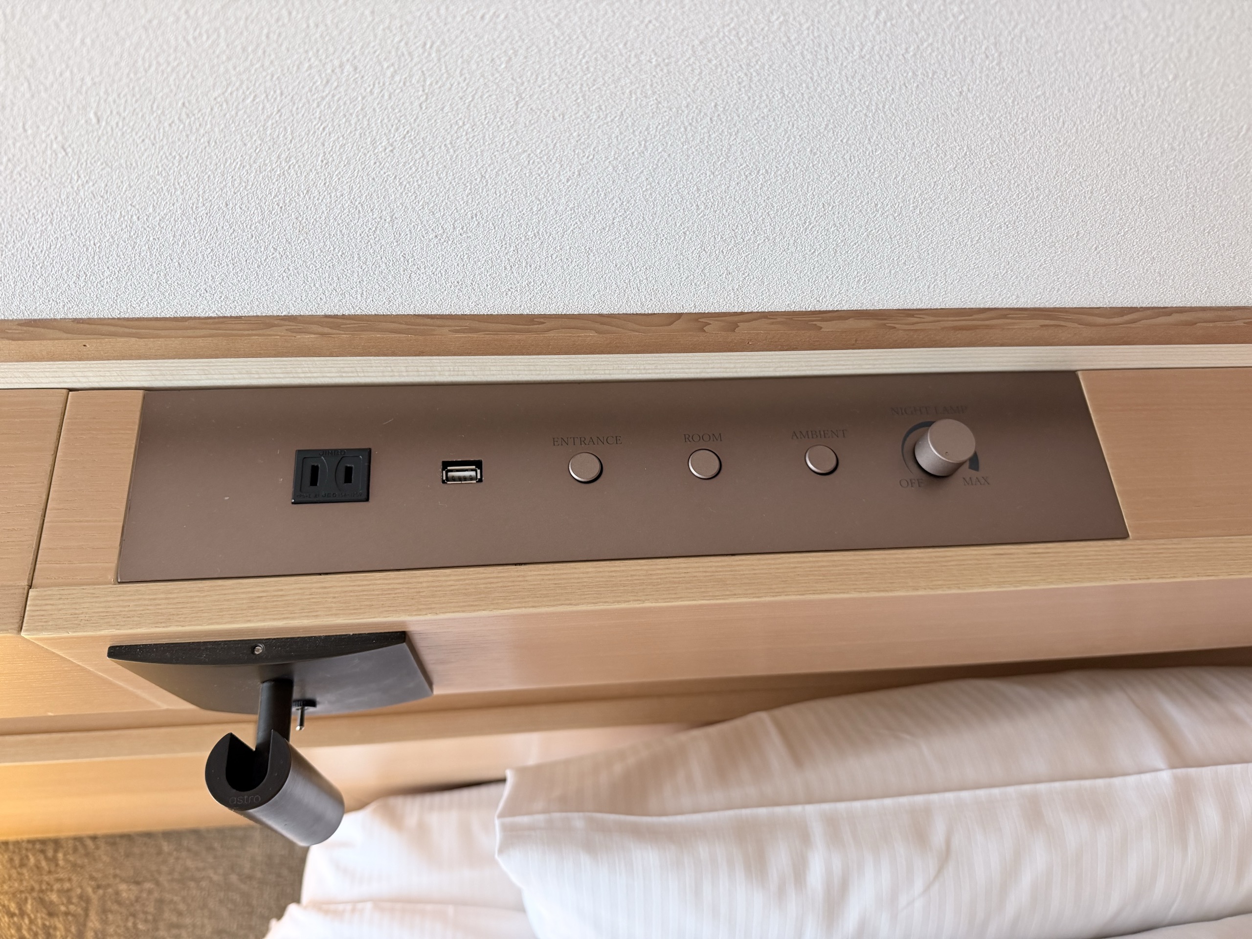 ベッドの頭の板に付いた、照明と電源の操作板