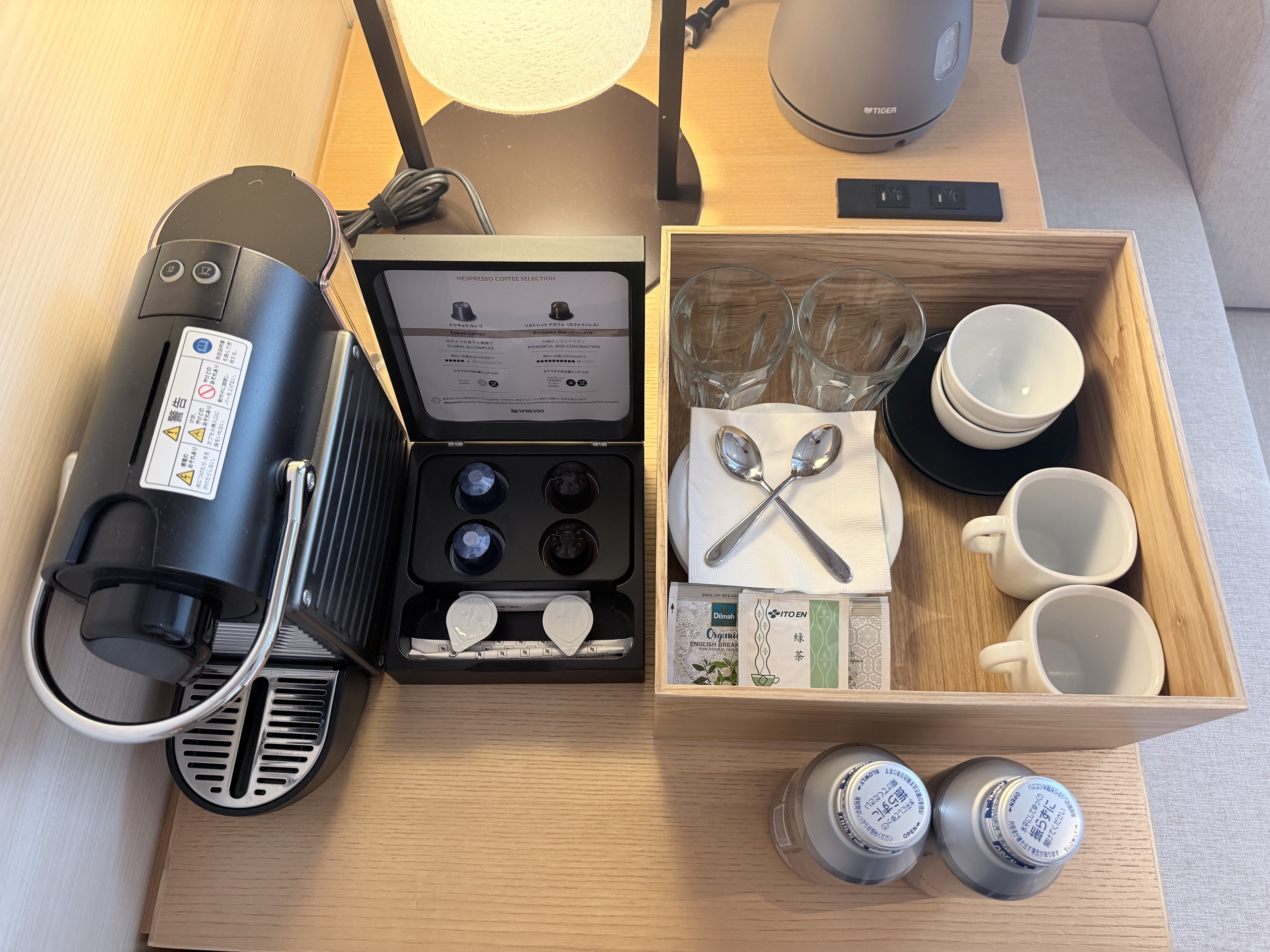 机の上の湯茶の道具とネスプレッソのカプセルの案内