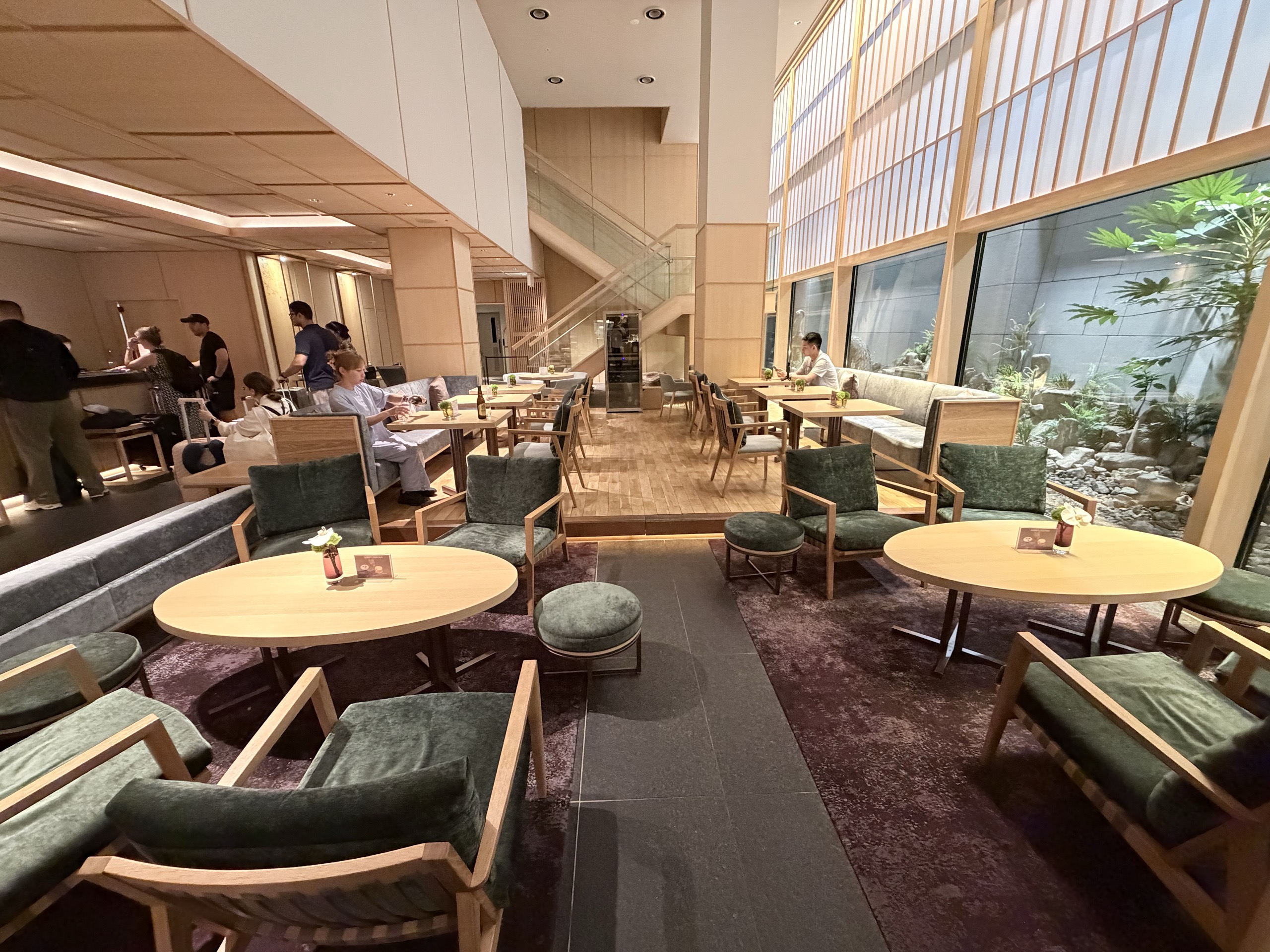 ダブルツリー京都東山のロビー階の広い空間