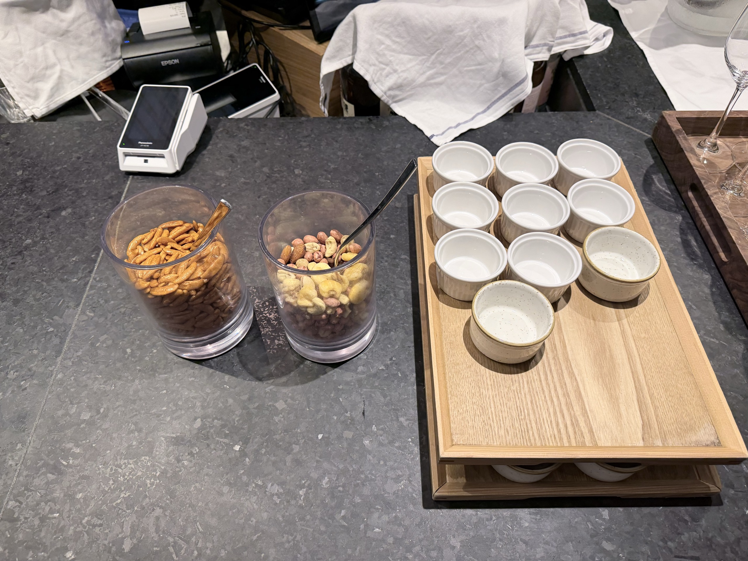 カクテルタイムのつまみの柿の種とナッツの容器