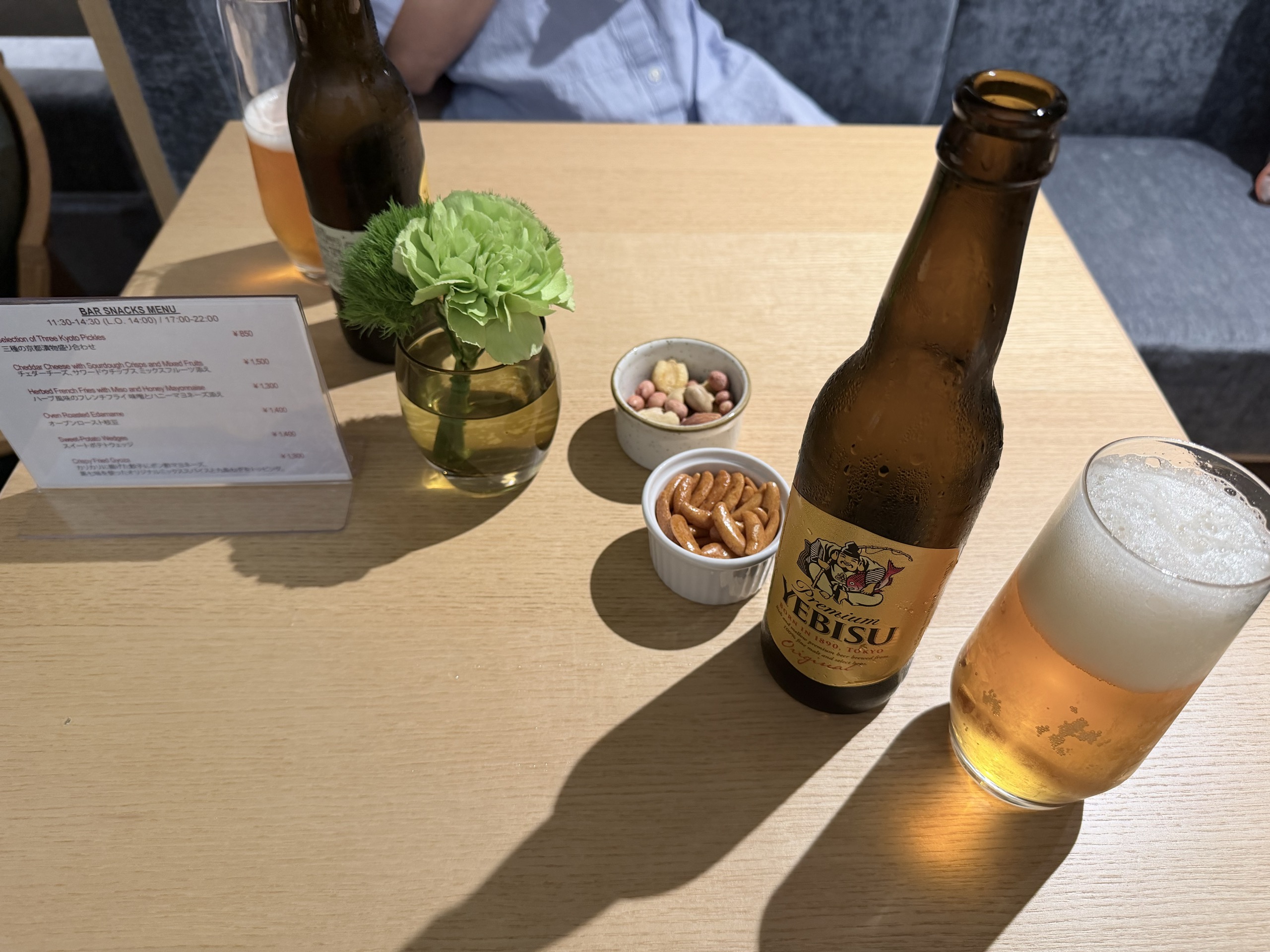 ヱビスビールとつまみの小さな器