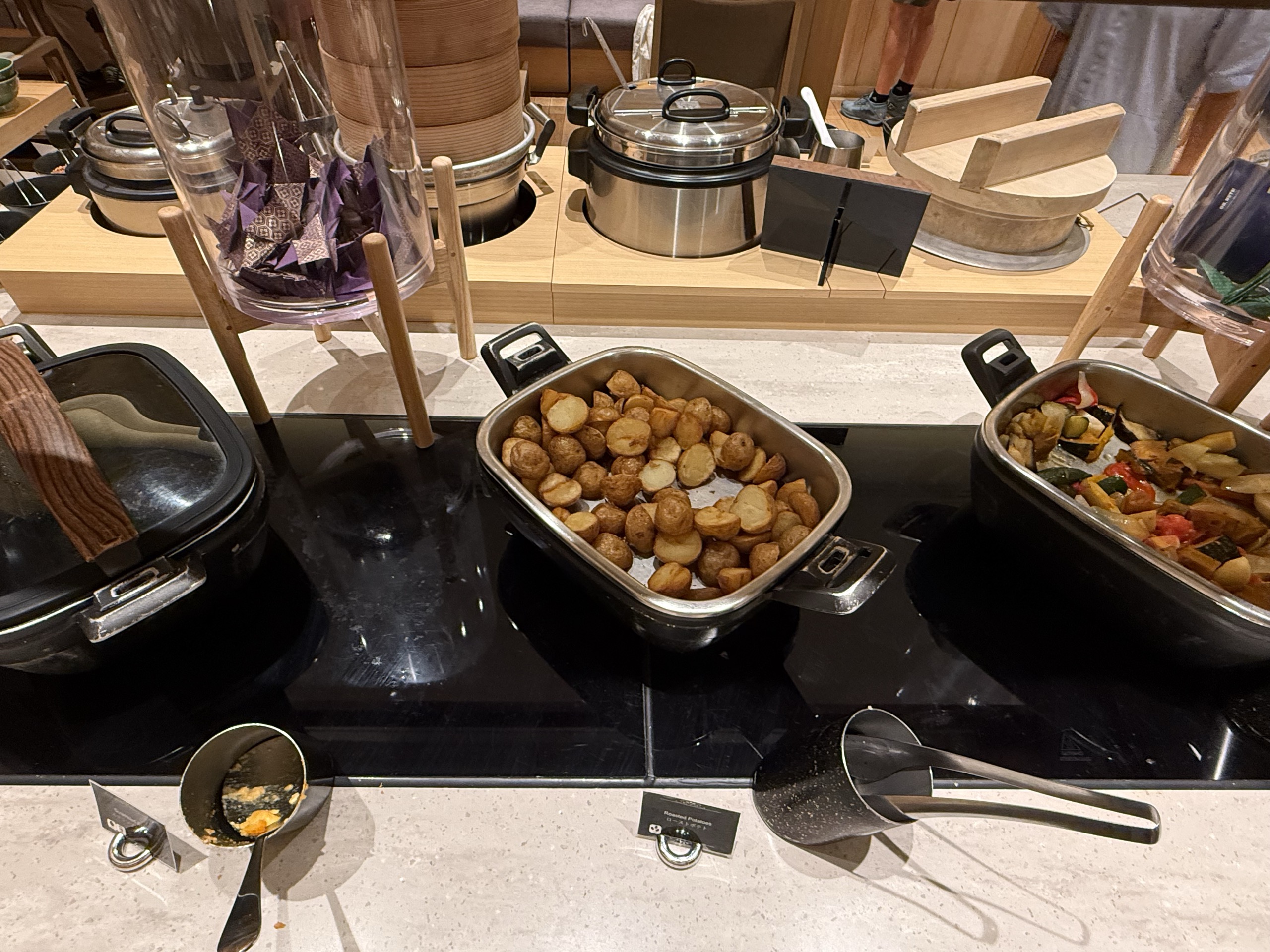 ローストポテトなど、温かい料理のビュッフェ台
