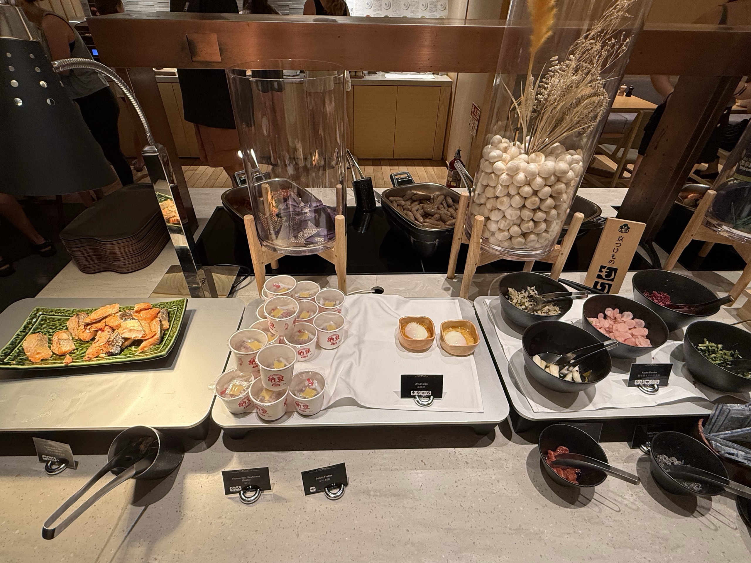 納豆と温泉卵、京つけもののビュッフェ台