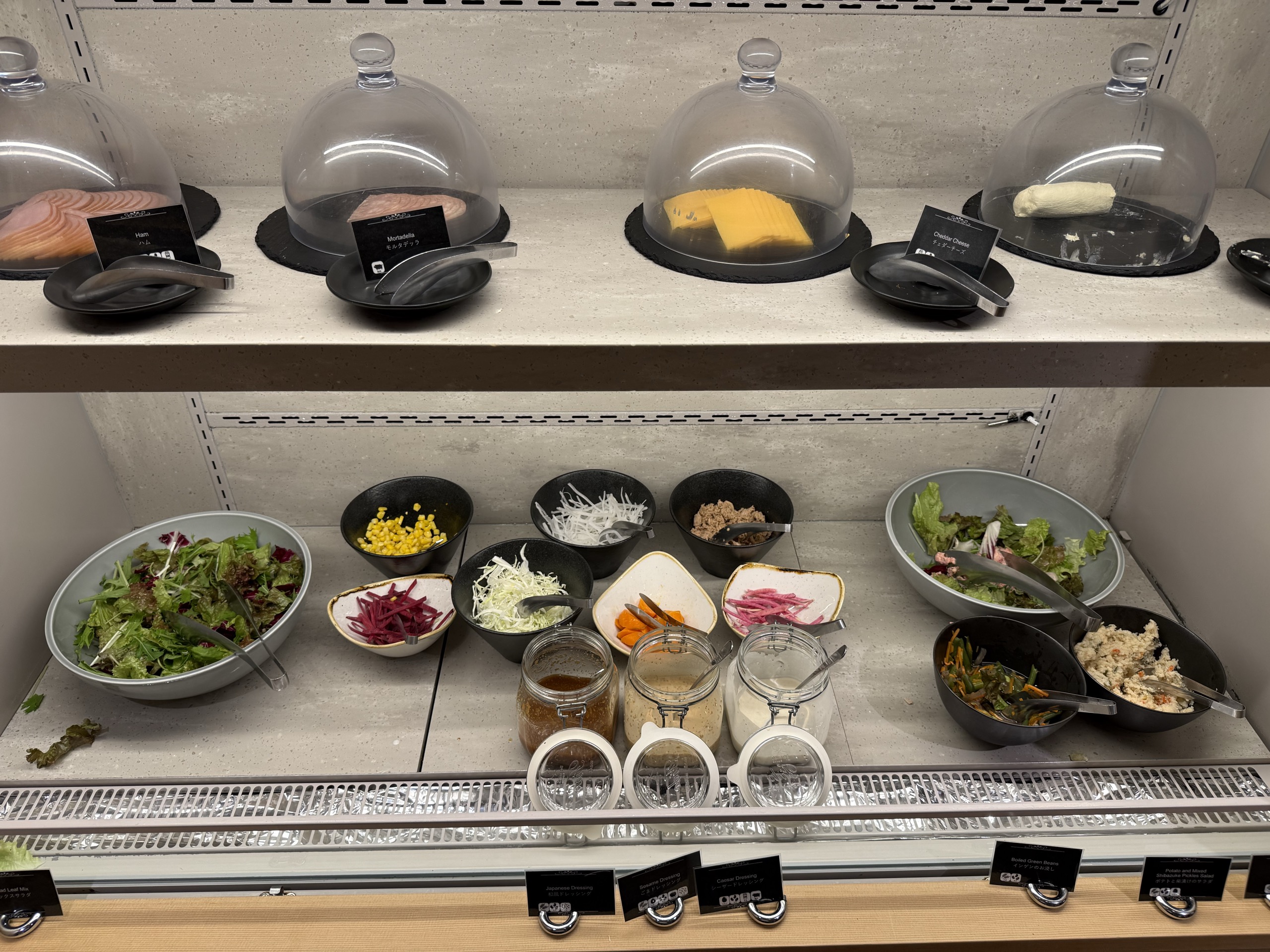 ハムとチーズ、サラダの棚