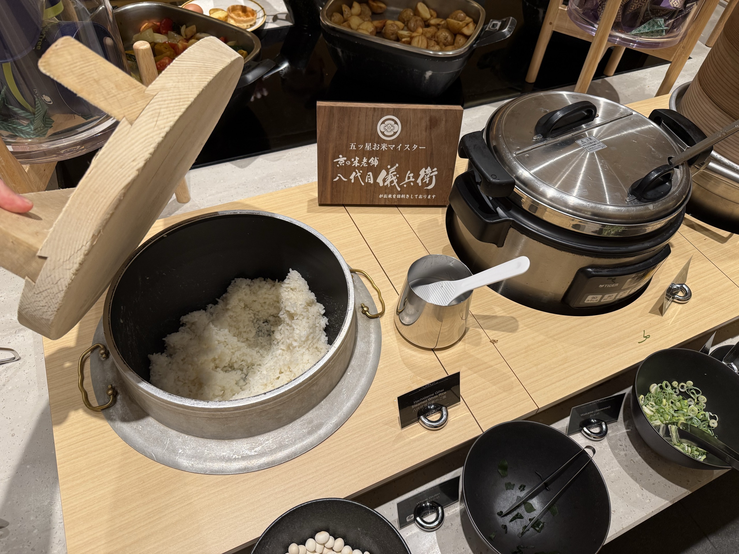 朝食の、釜で炊いたご飯とみそしるの鍋