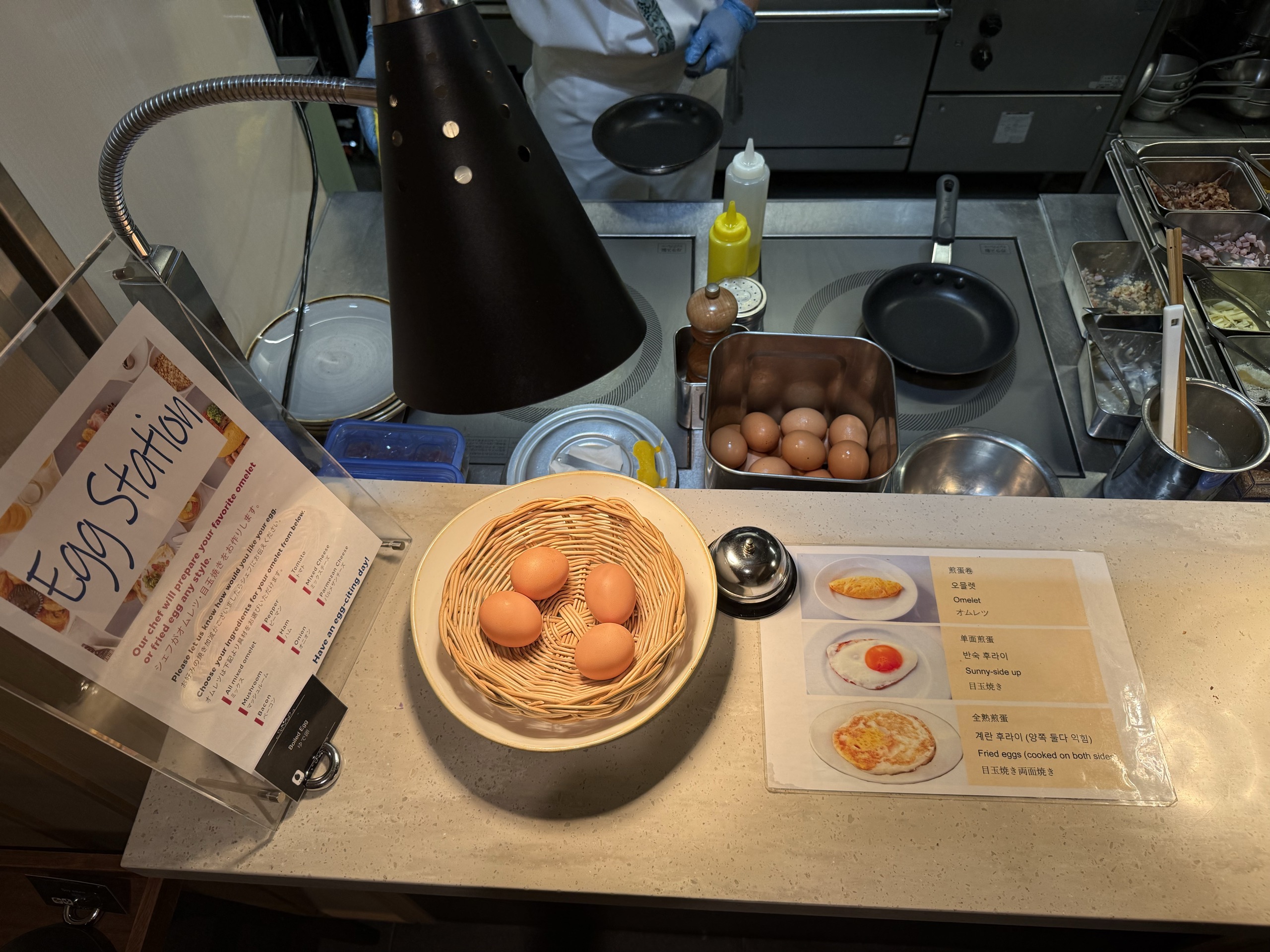 シェフがオムレツと目玉焼きを作るエッグステーション