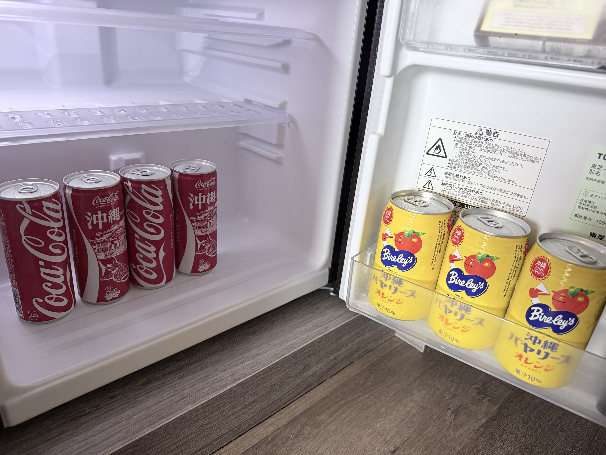 冷蔵庫の沖縄バヤリースとコカ・コーラ
