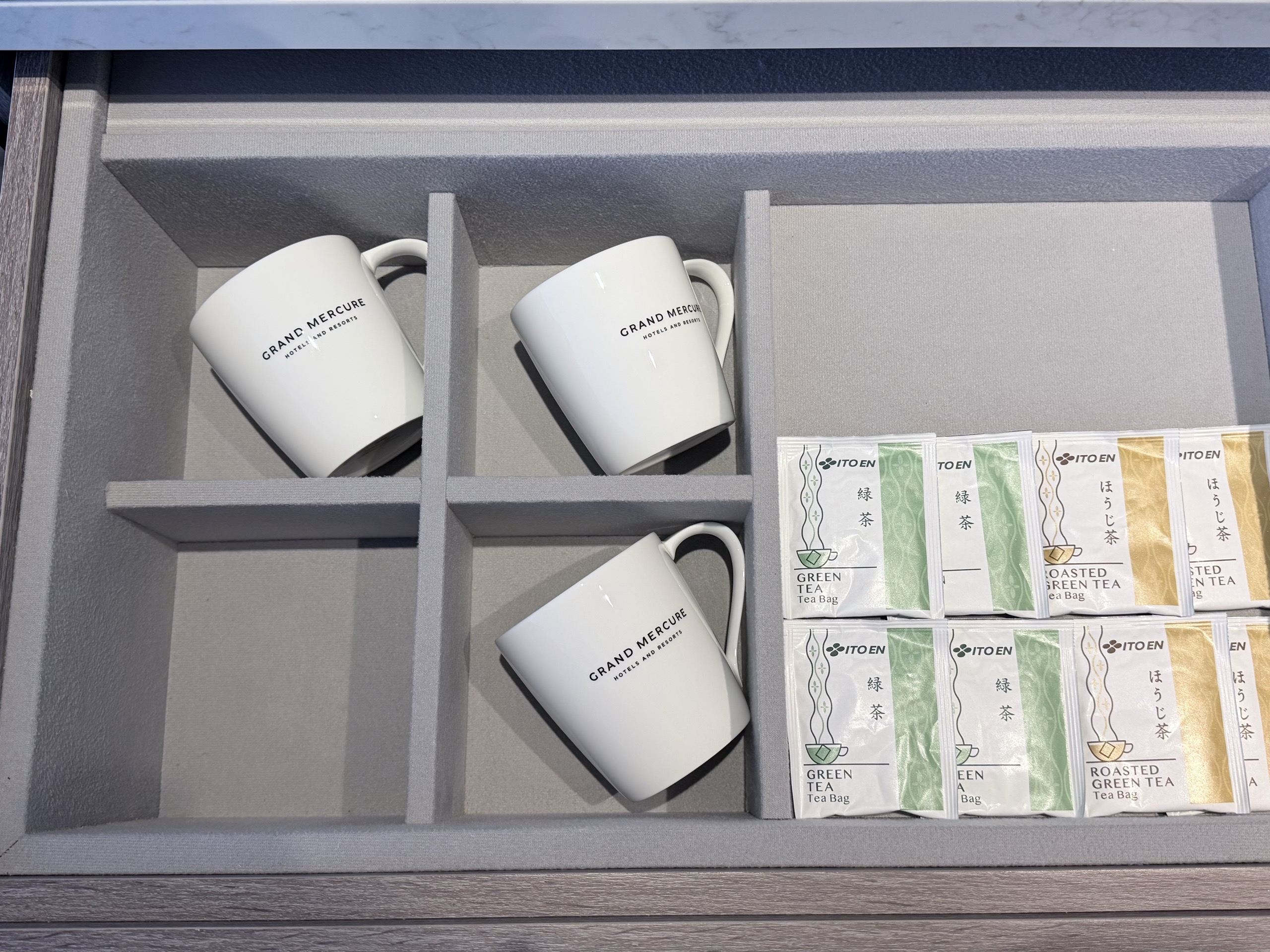 マグカップと緑茶・ほうじ茶のティーバッグ