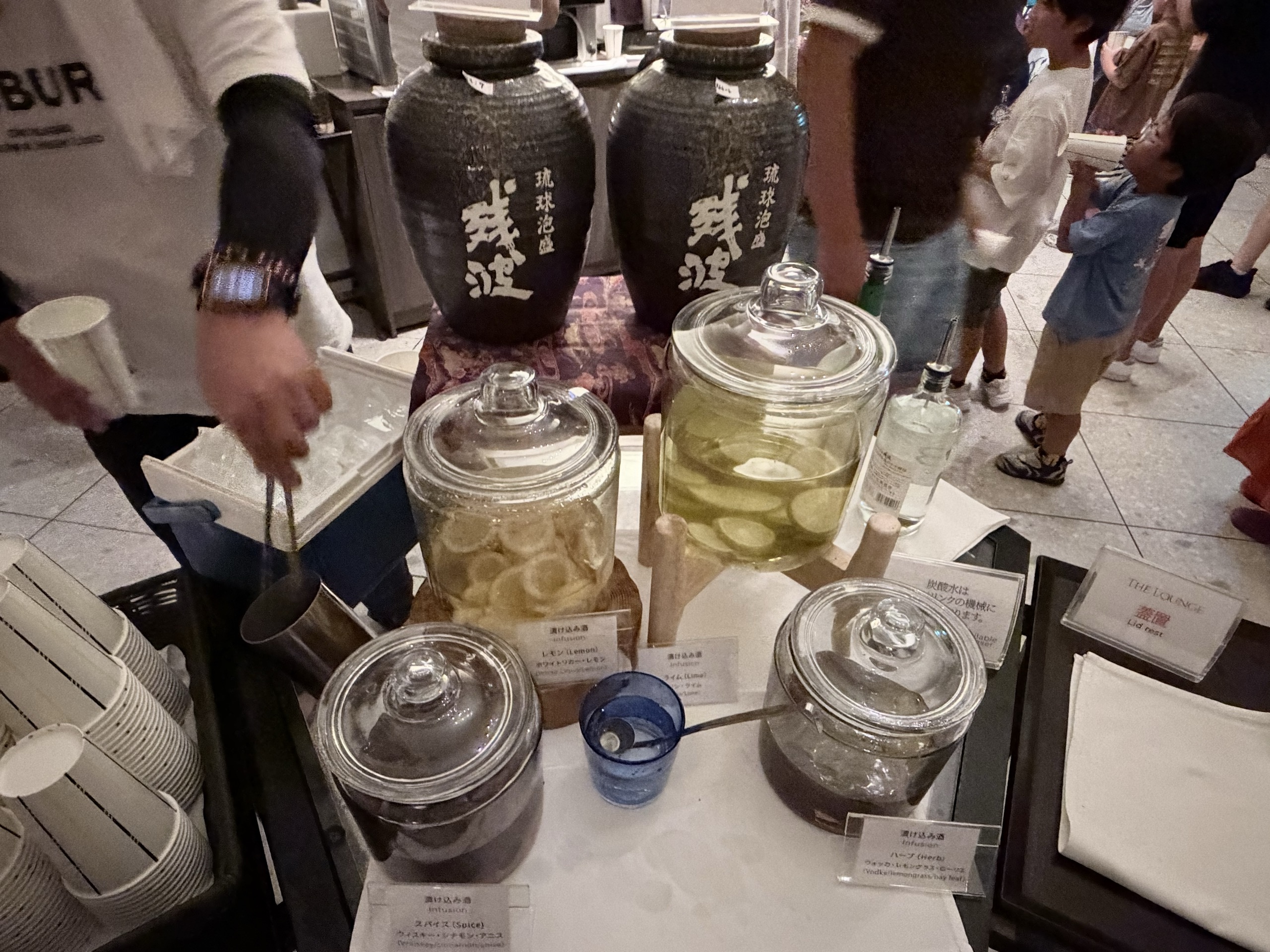 泡盛「残波」の甕と漬け込み酒