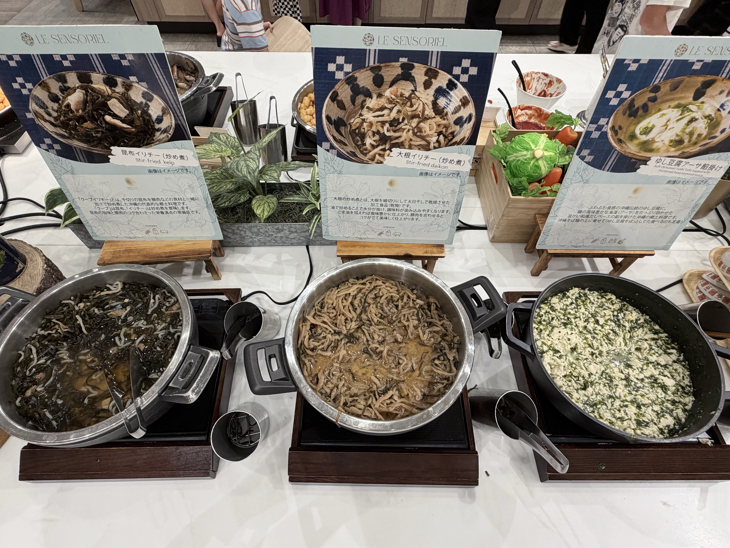 朝食の沖縄の料理のコーナー