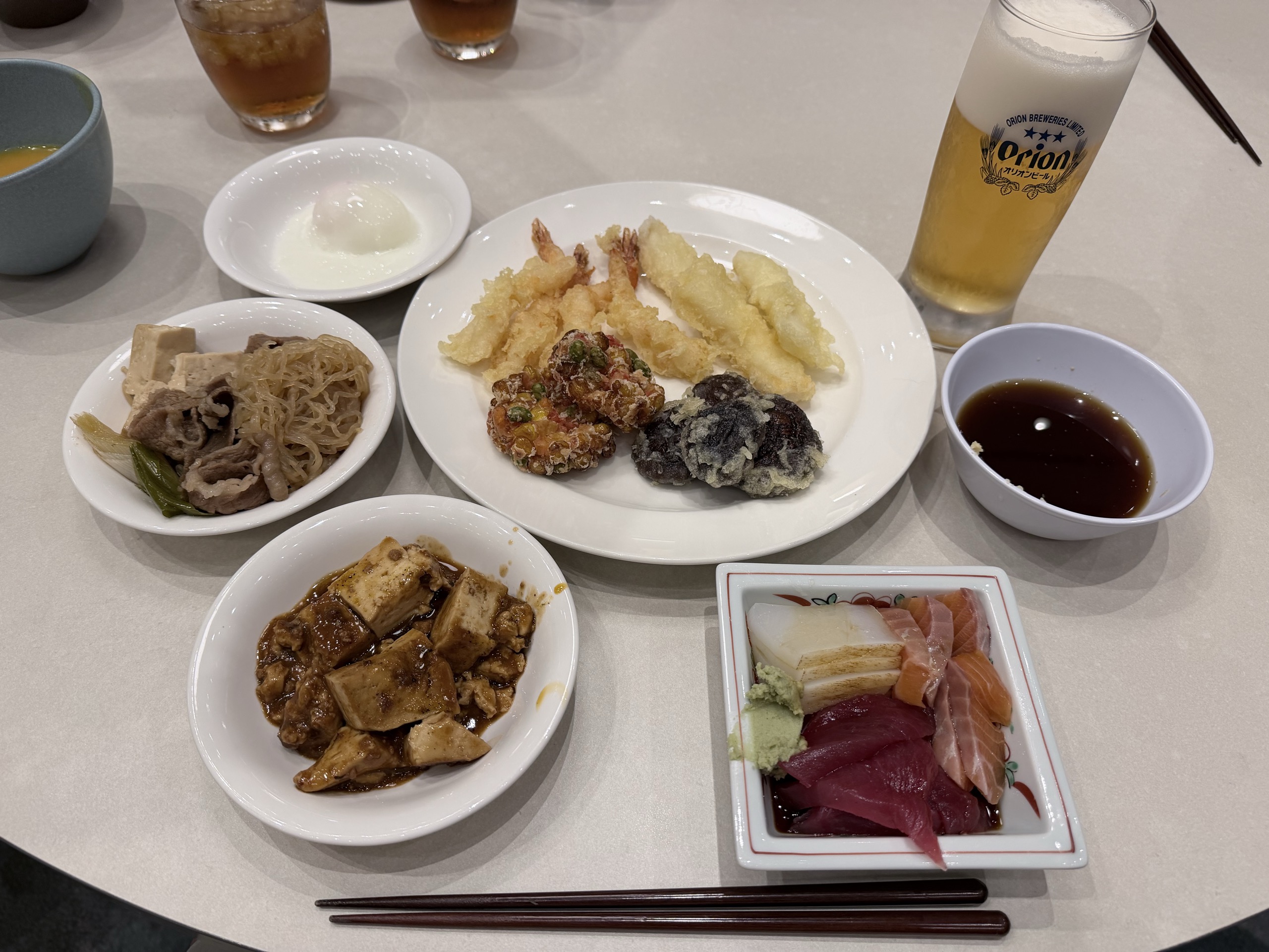 夕食のビュッフェで取り分けた天ぷら