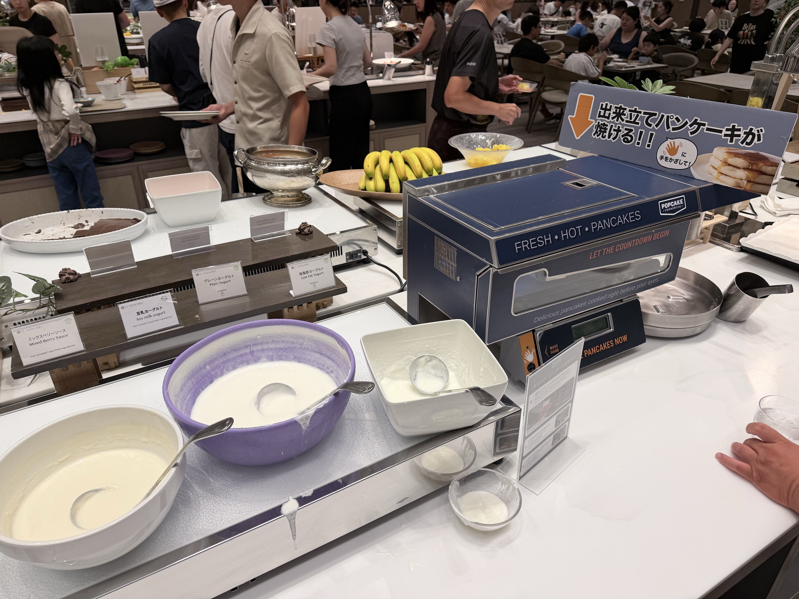 パンケーキを焼く機械とヨーグルト