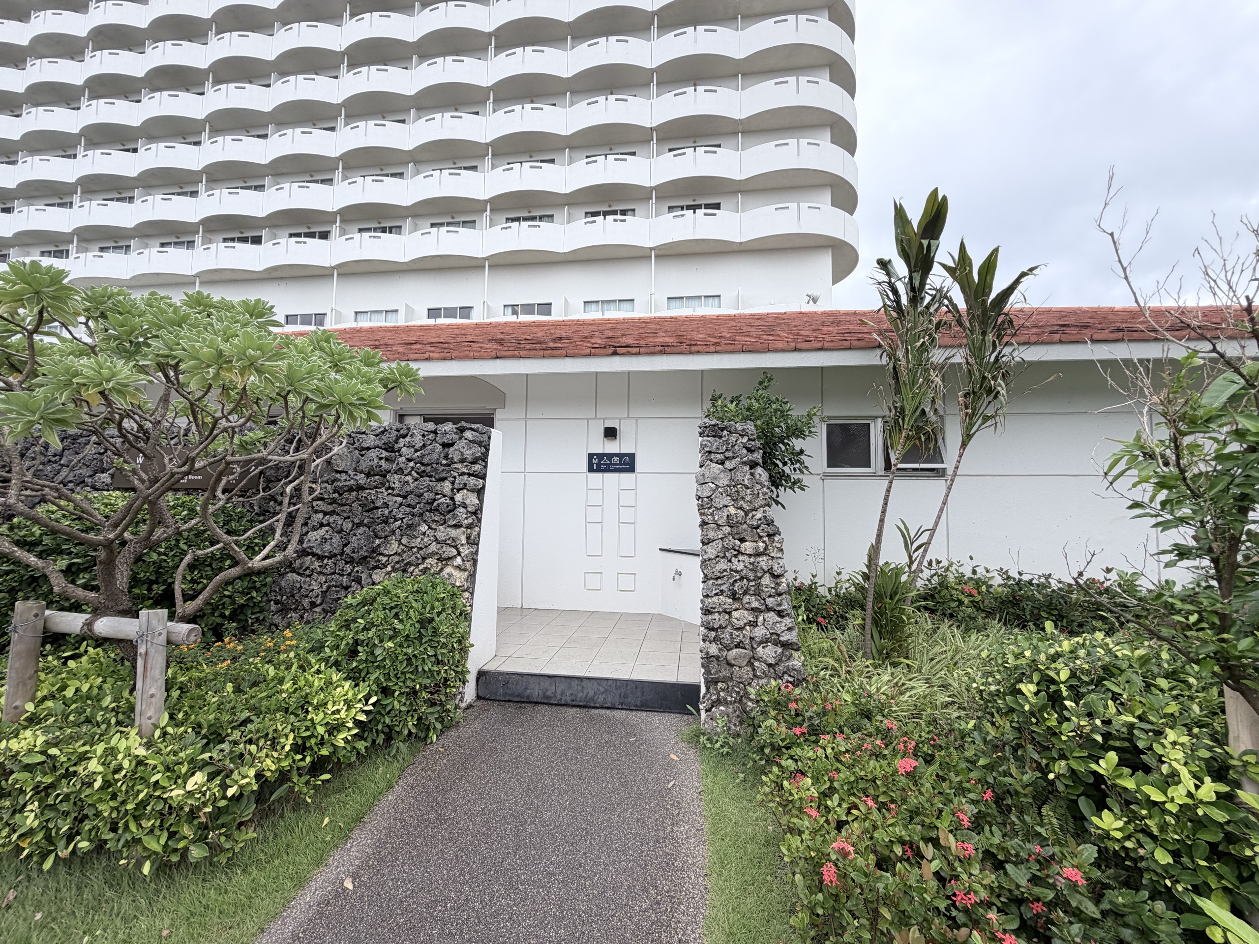 赤い屋根の更衣室の建物