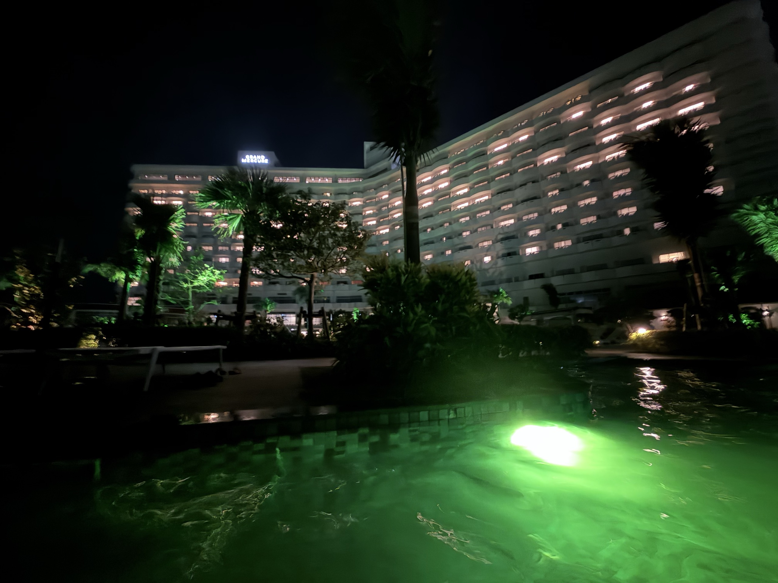 夜のプール