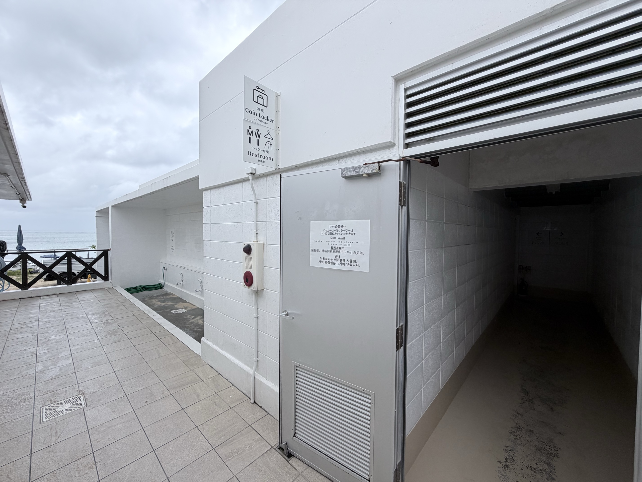 浜の建物の、コインロッカーとシャワーの入口