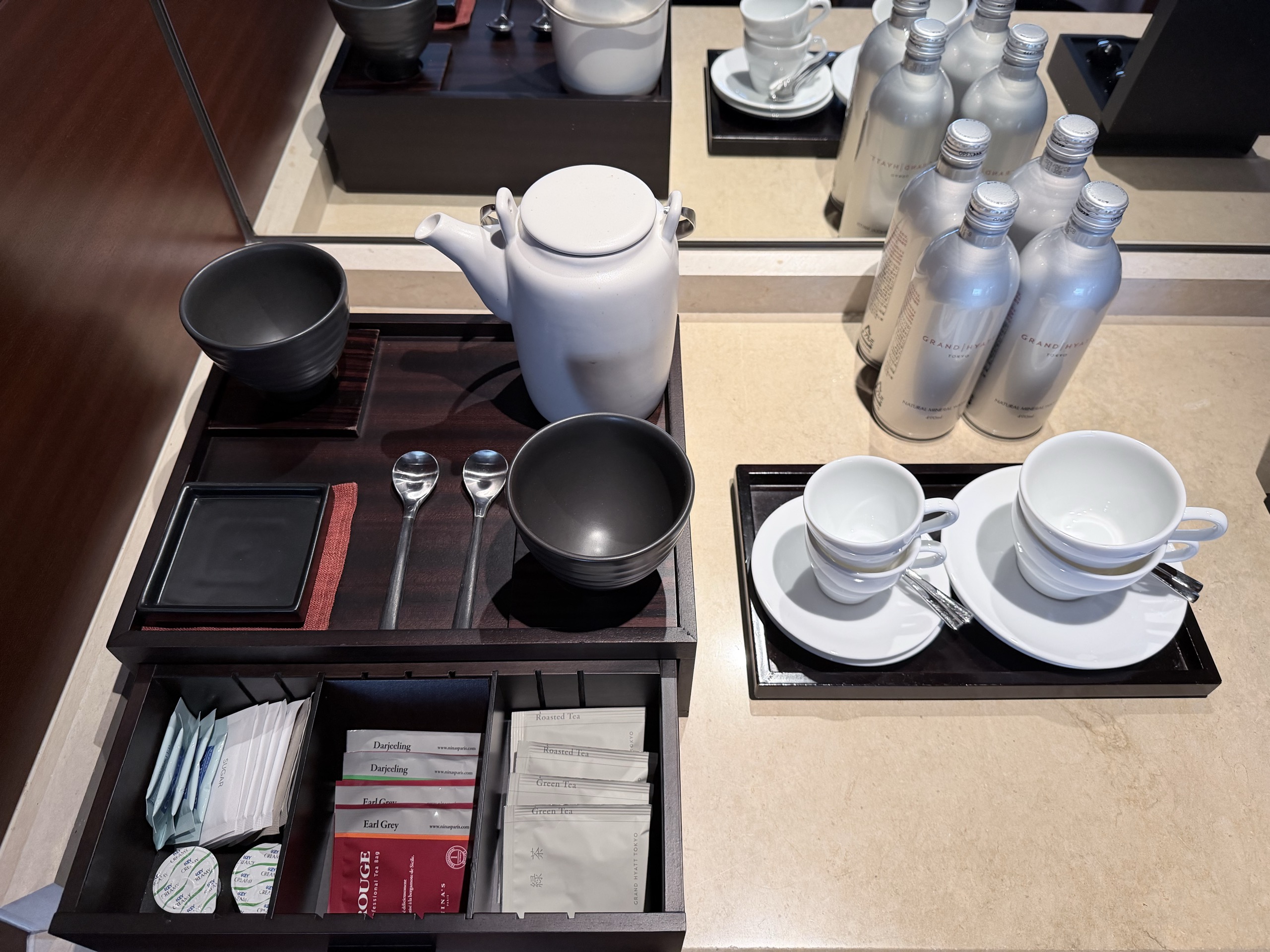 白い急須と黒い湯のみのお茶の道具