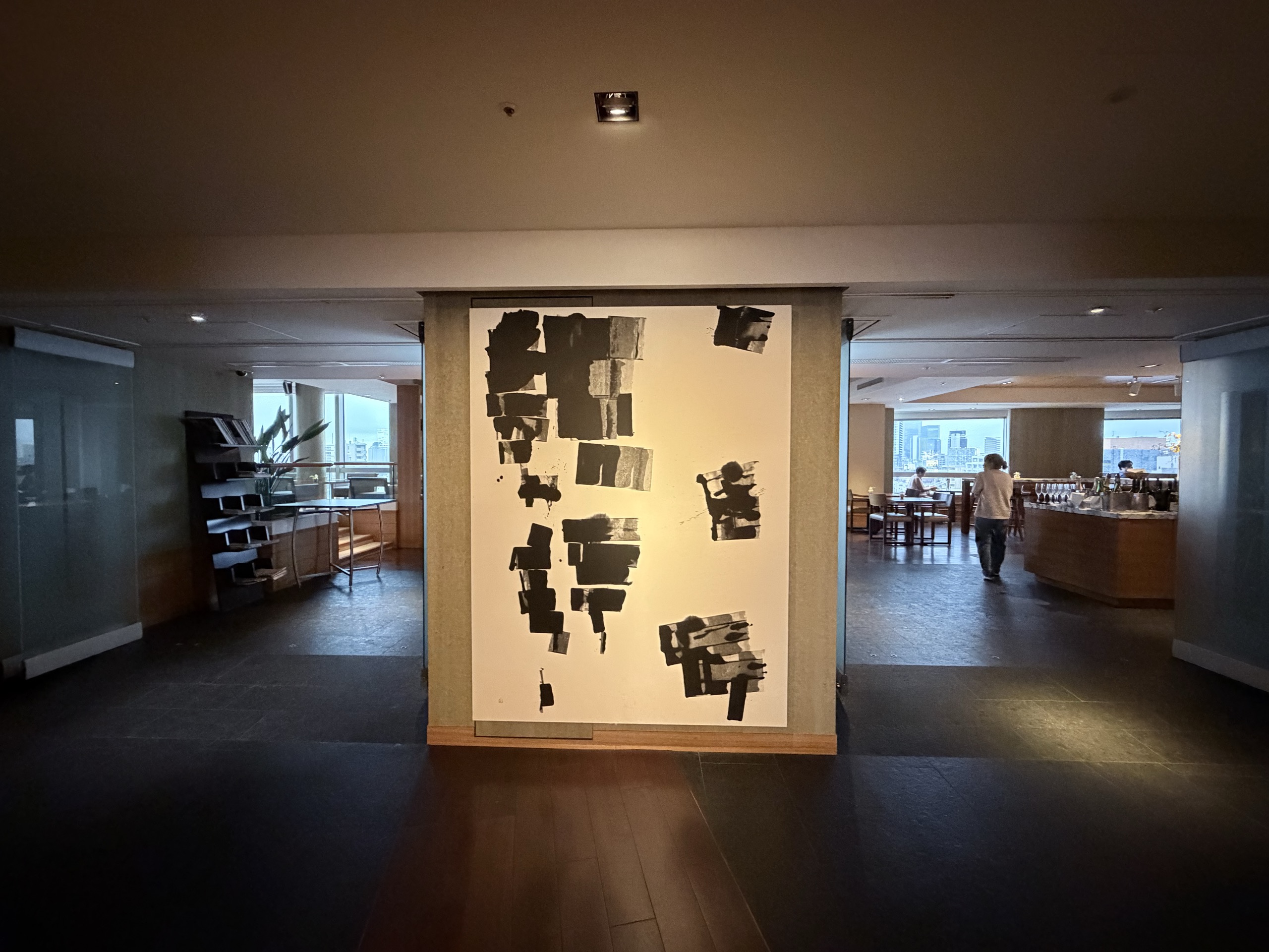 墨の絵の壁の向こうに見えるラウンジ