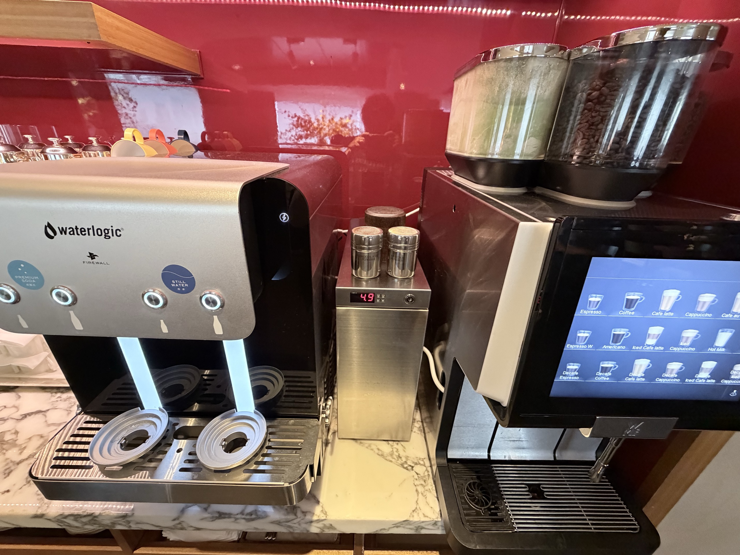 お水のサーバーとコーヒーの機械