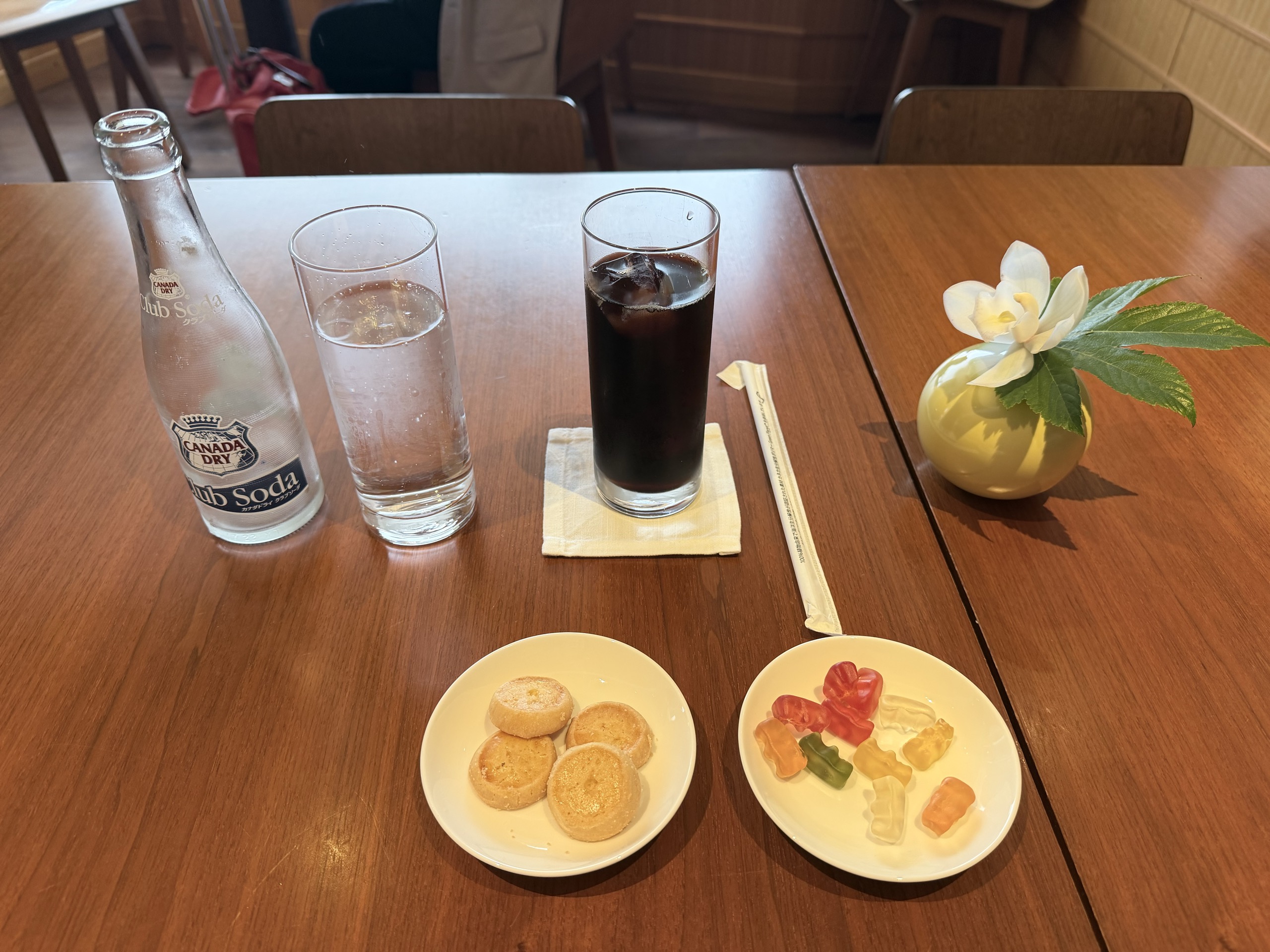 クラブソーダやお水、アイスコーヒー、お菓子を並べた台