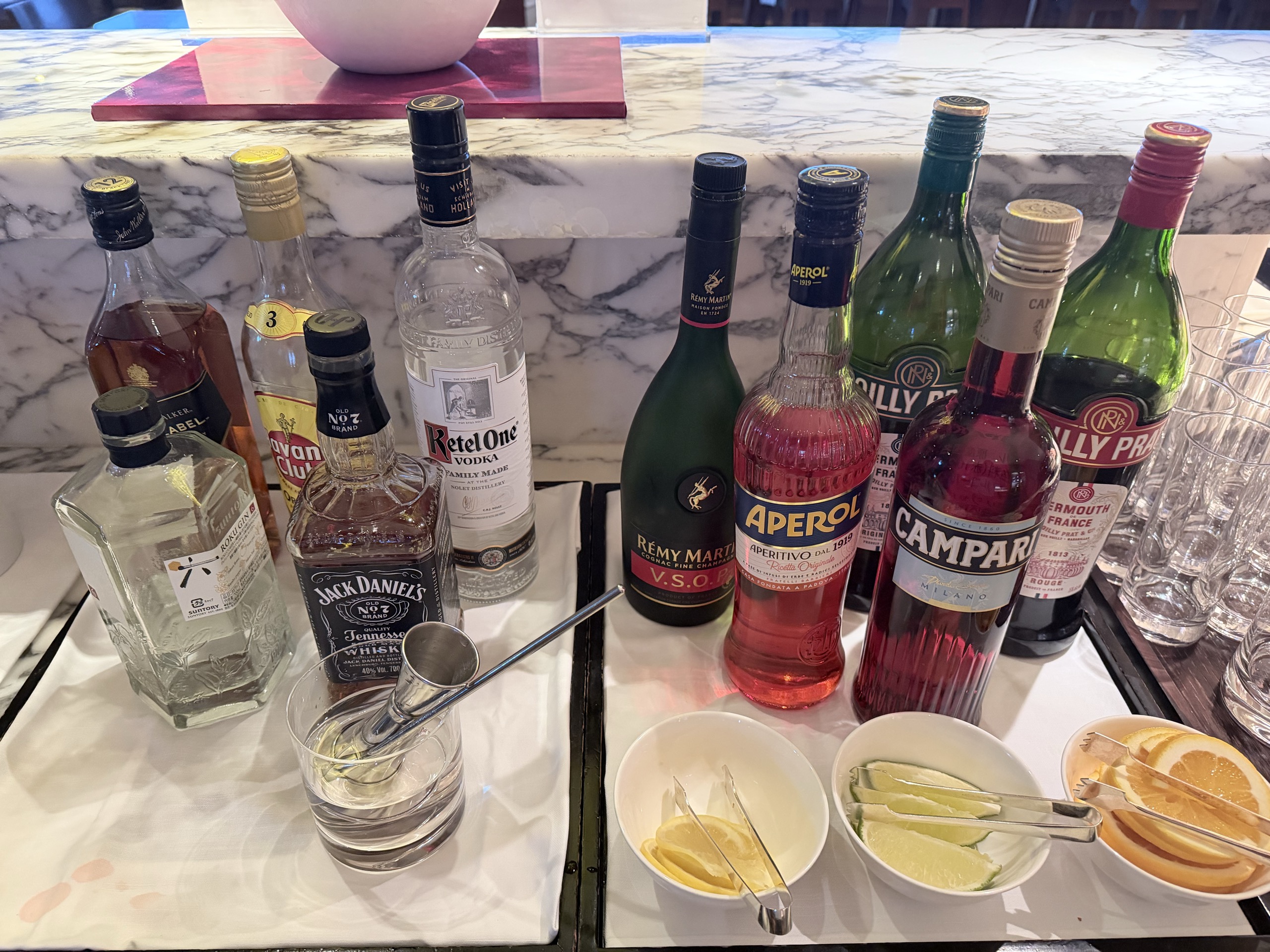 お酒のコーナーのボトル