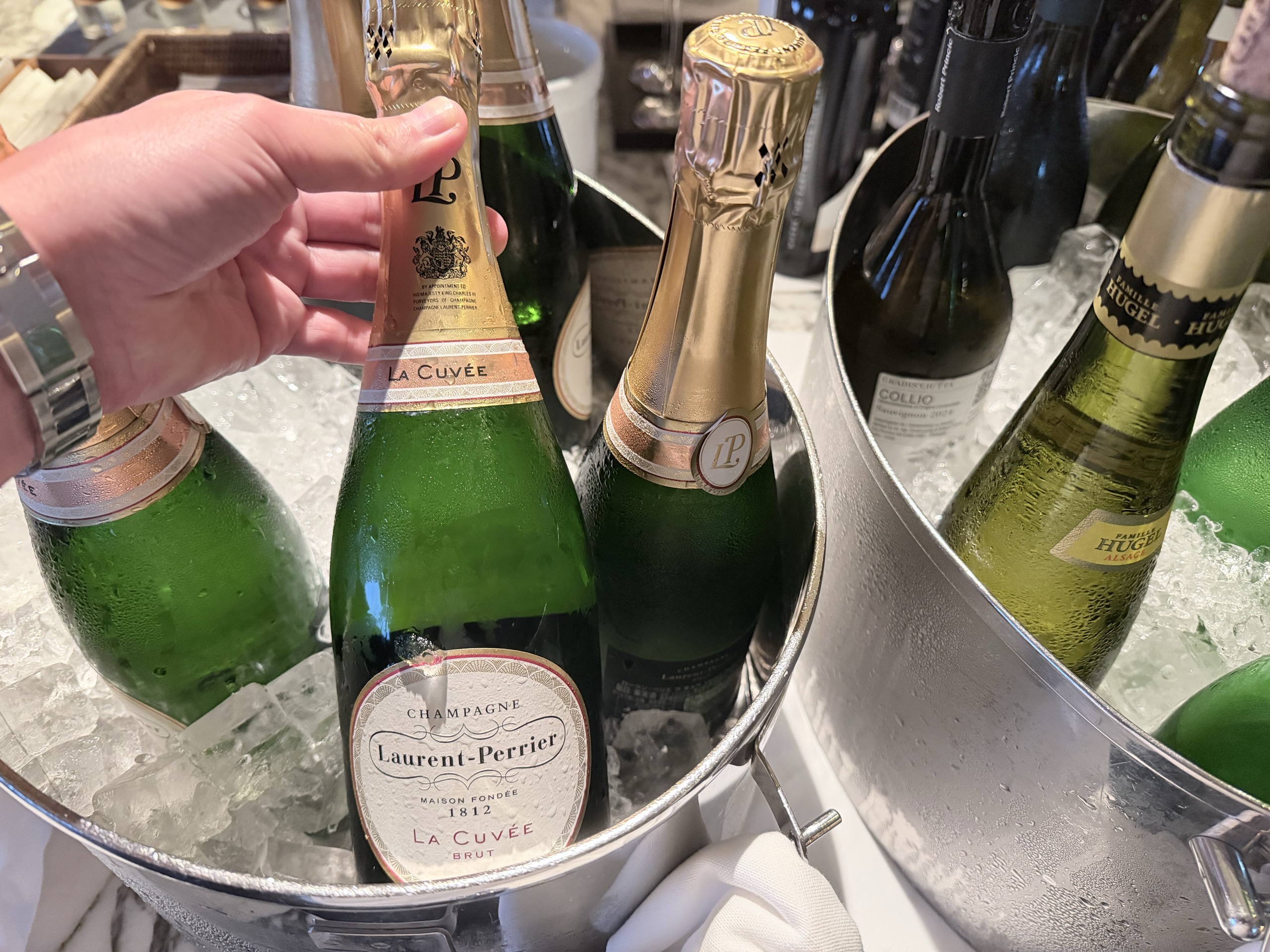 氷の入れ物で冷やしたローラン・ペリエのシャンパン