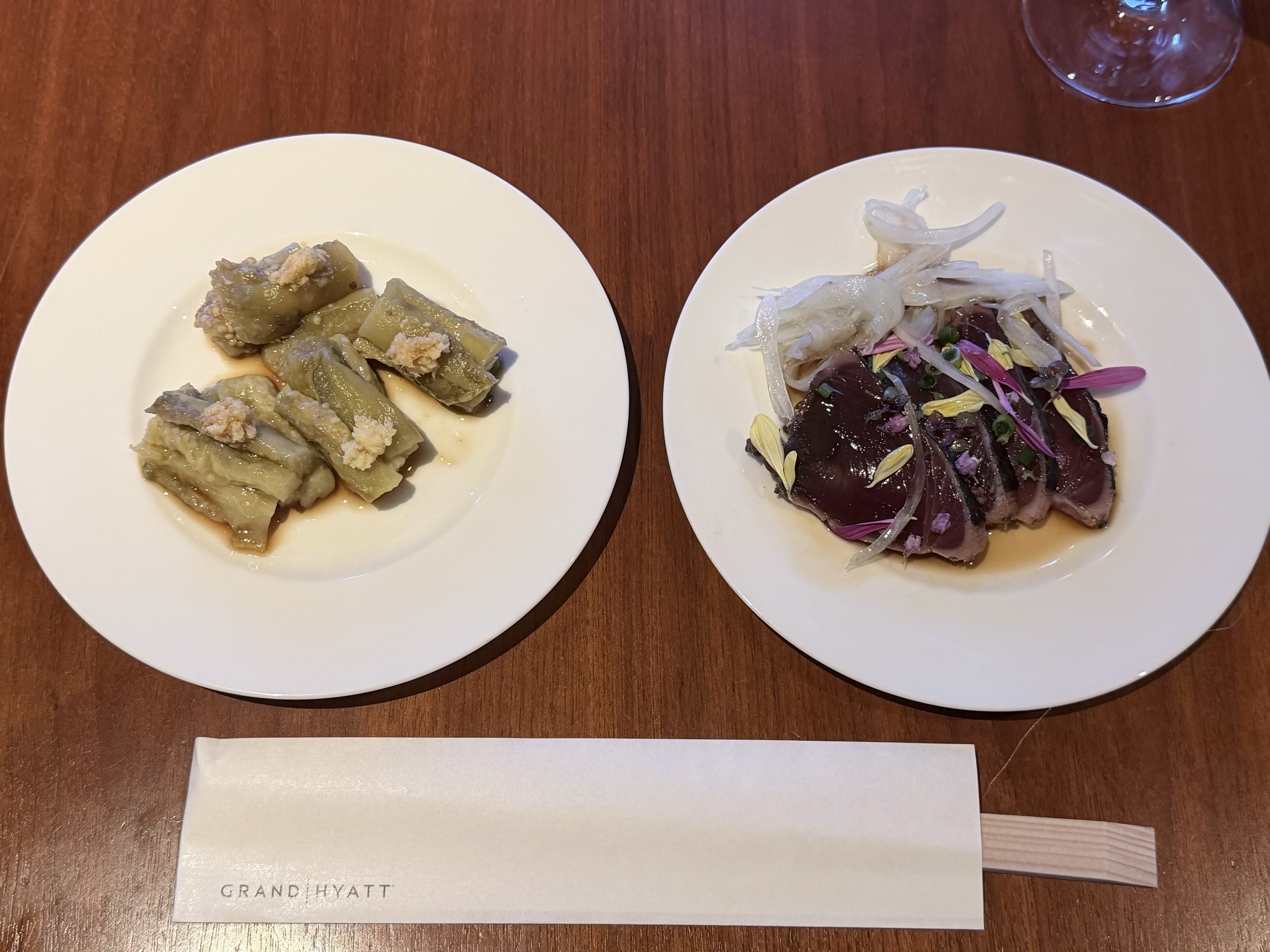 お皿に盛った焼きナスとカツオのたたき