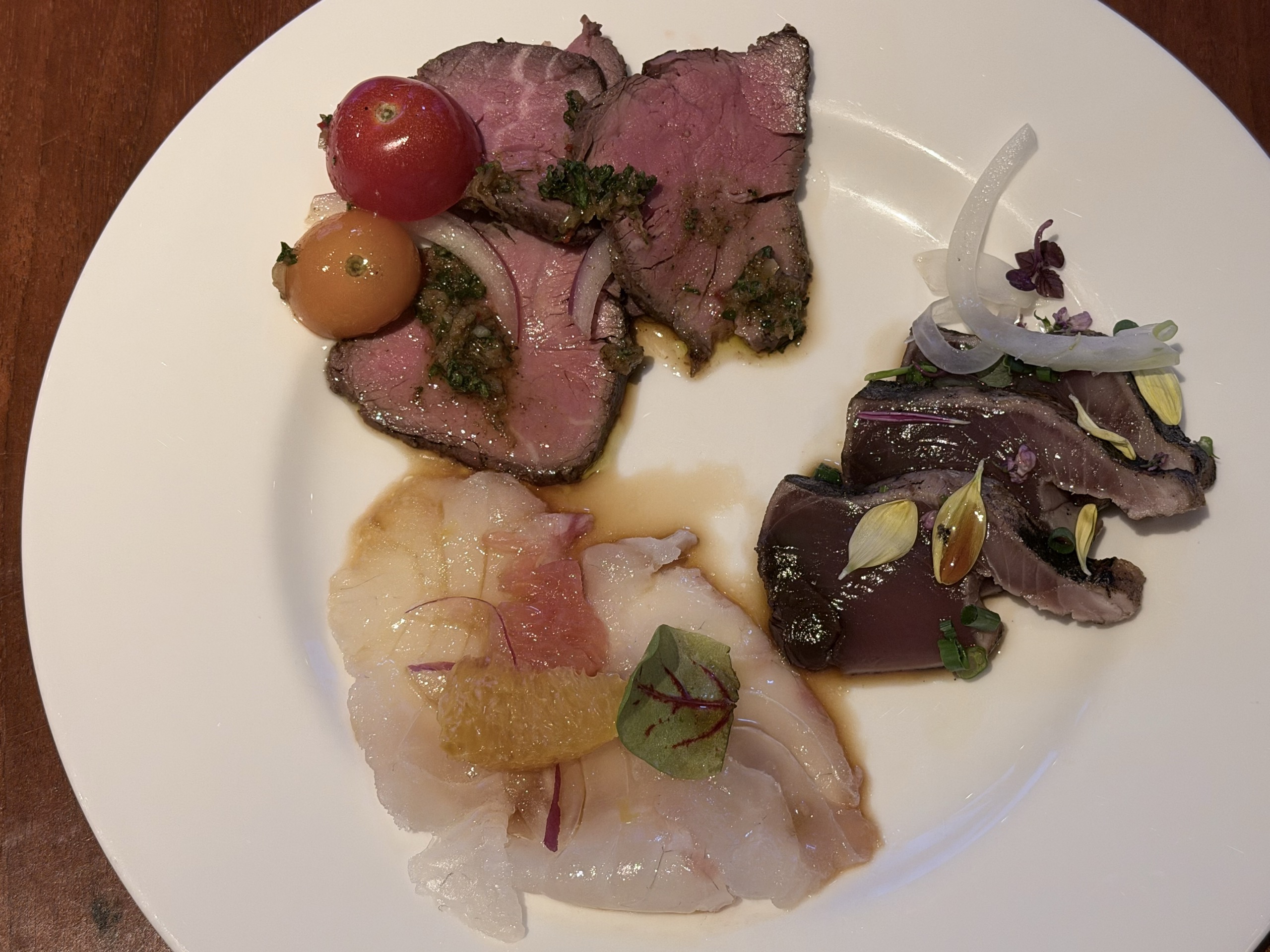 ローストビーフと鯛とカツオを盛り合わせたお皿