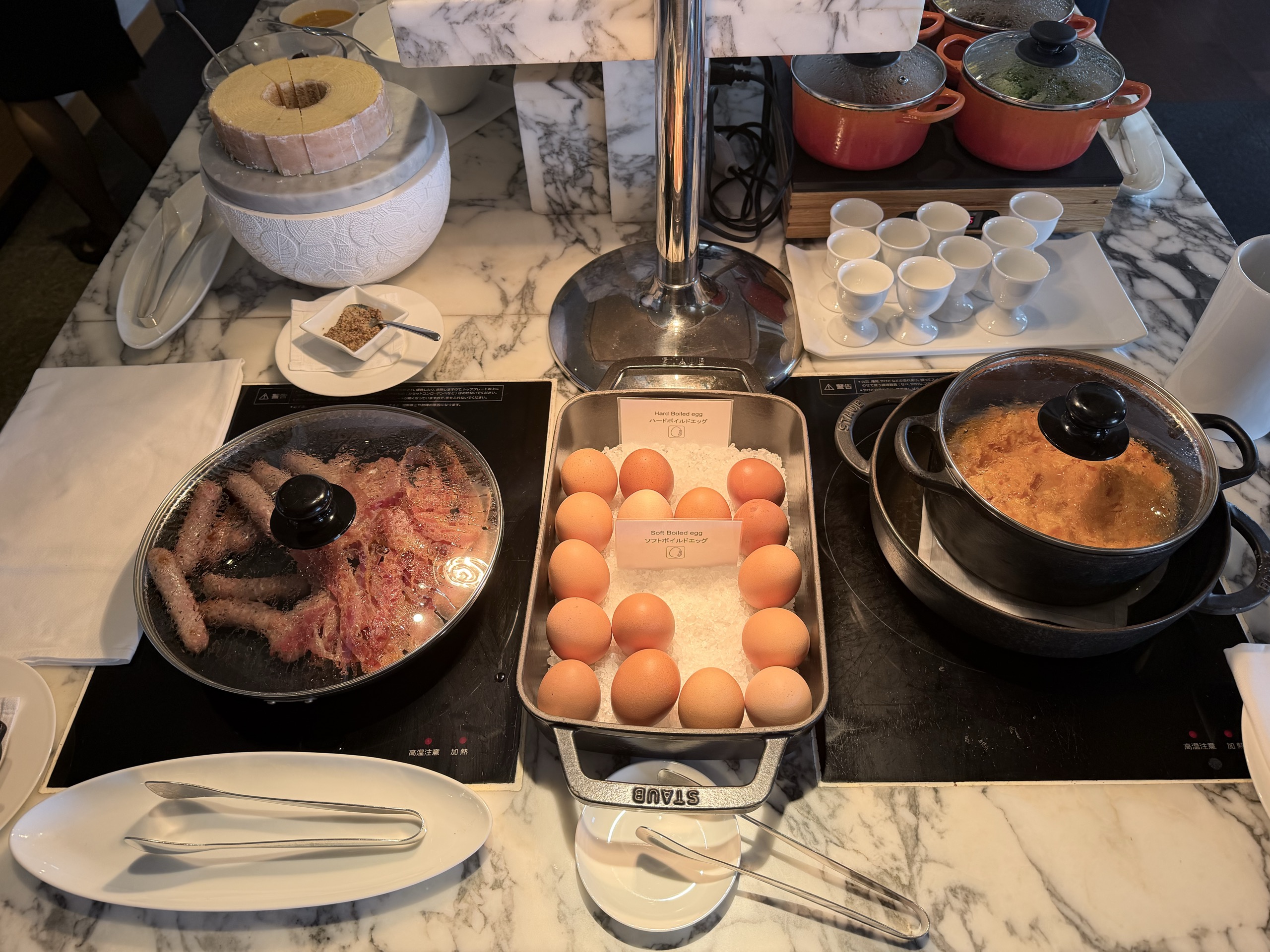 ソーセージとベーコンとたまご料理