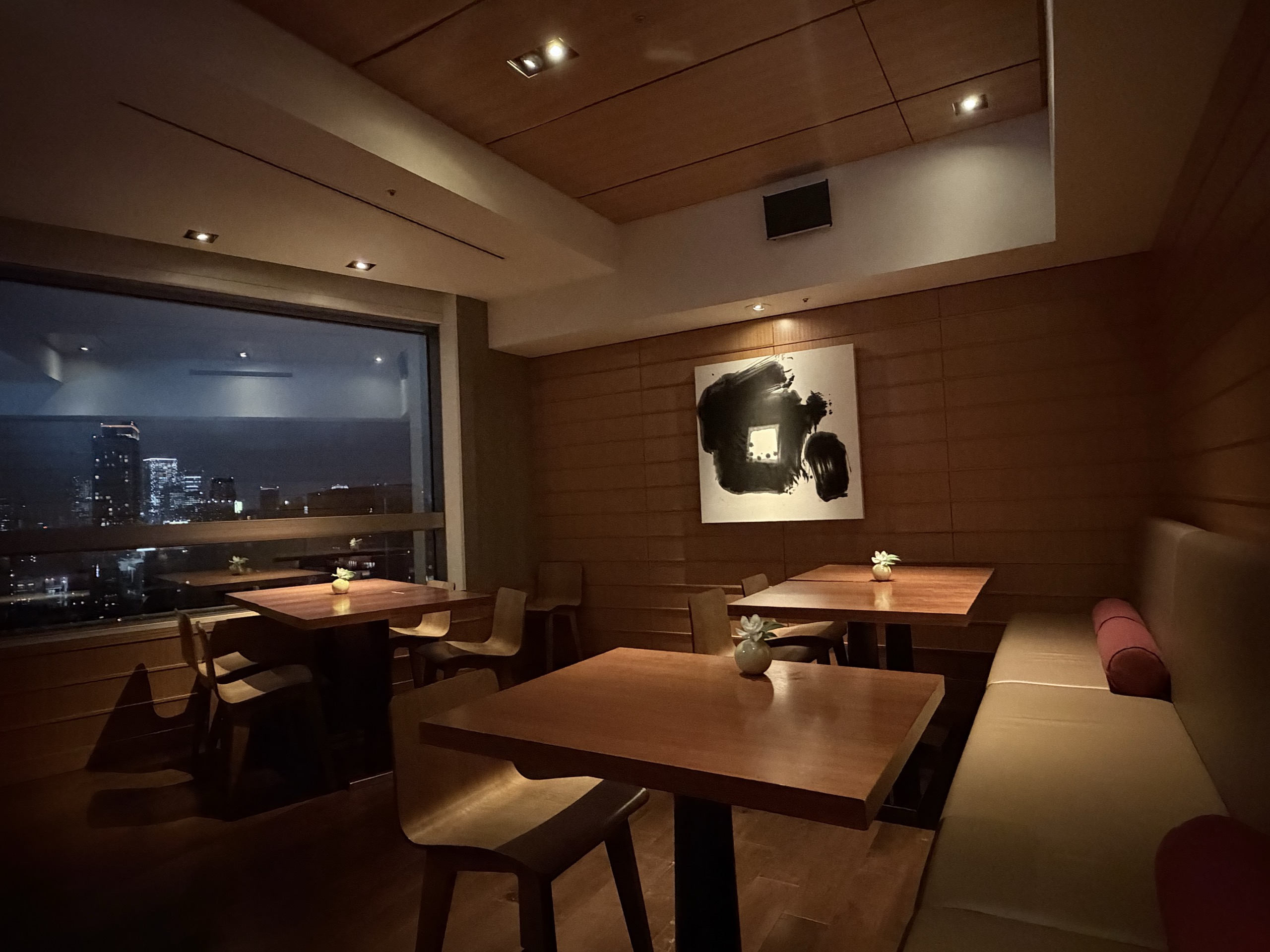 夜の明かりを落としたラウンジ