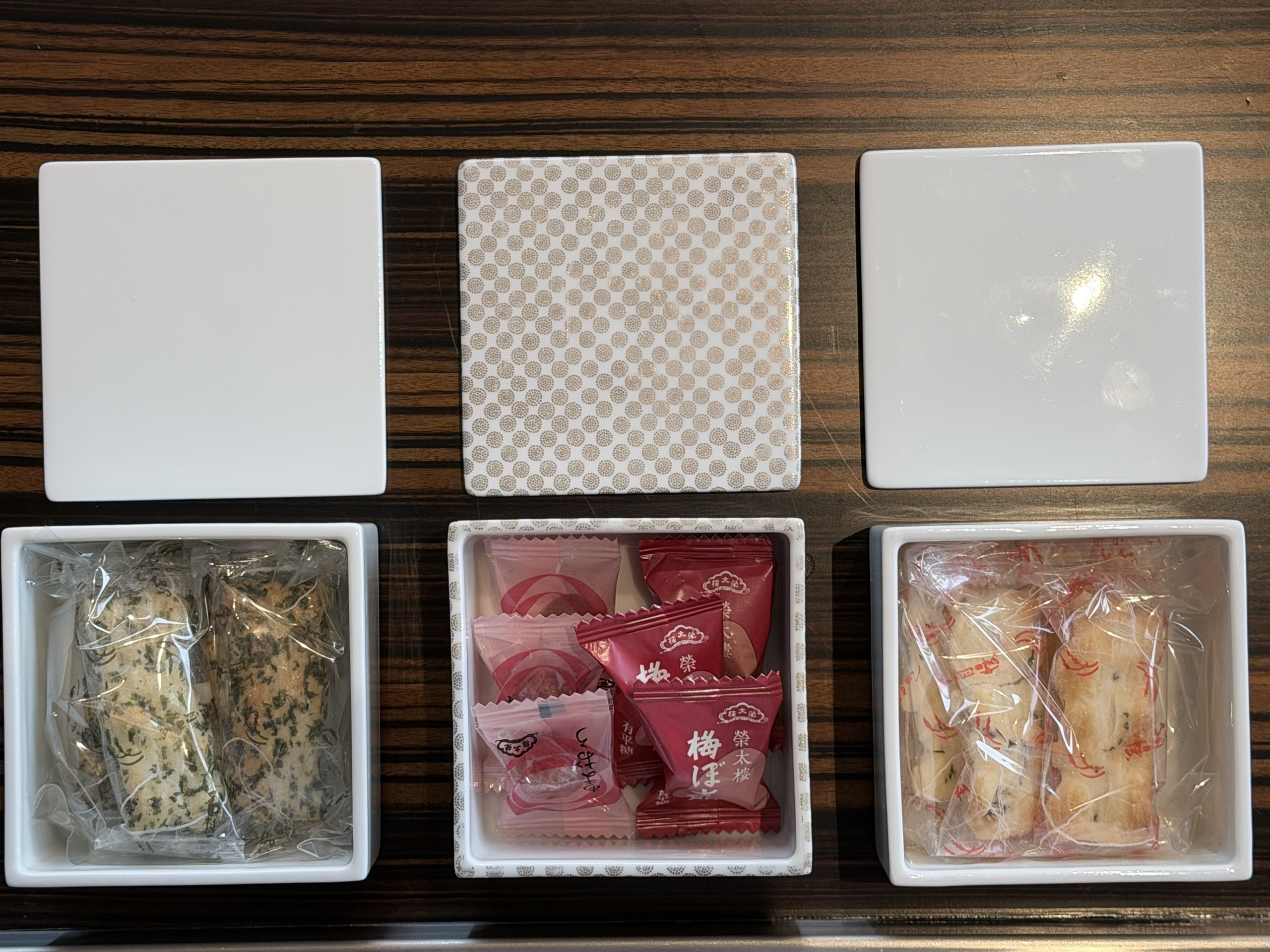 器に入ったお菓子