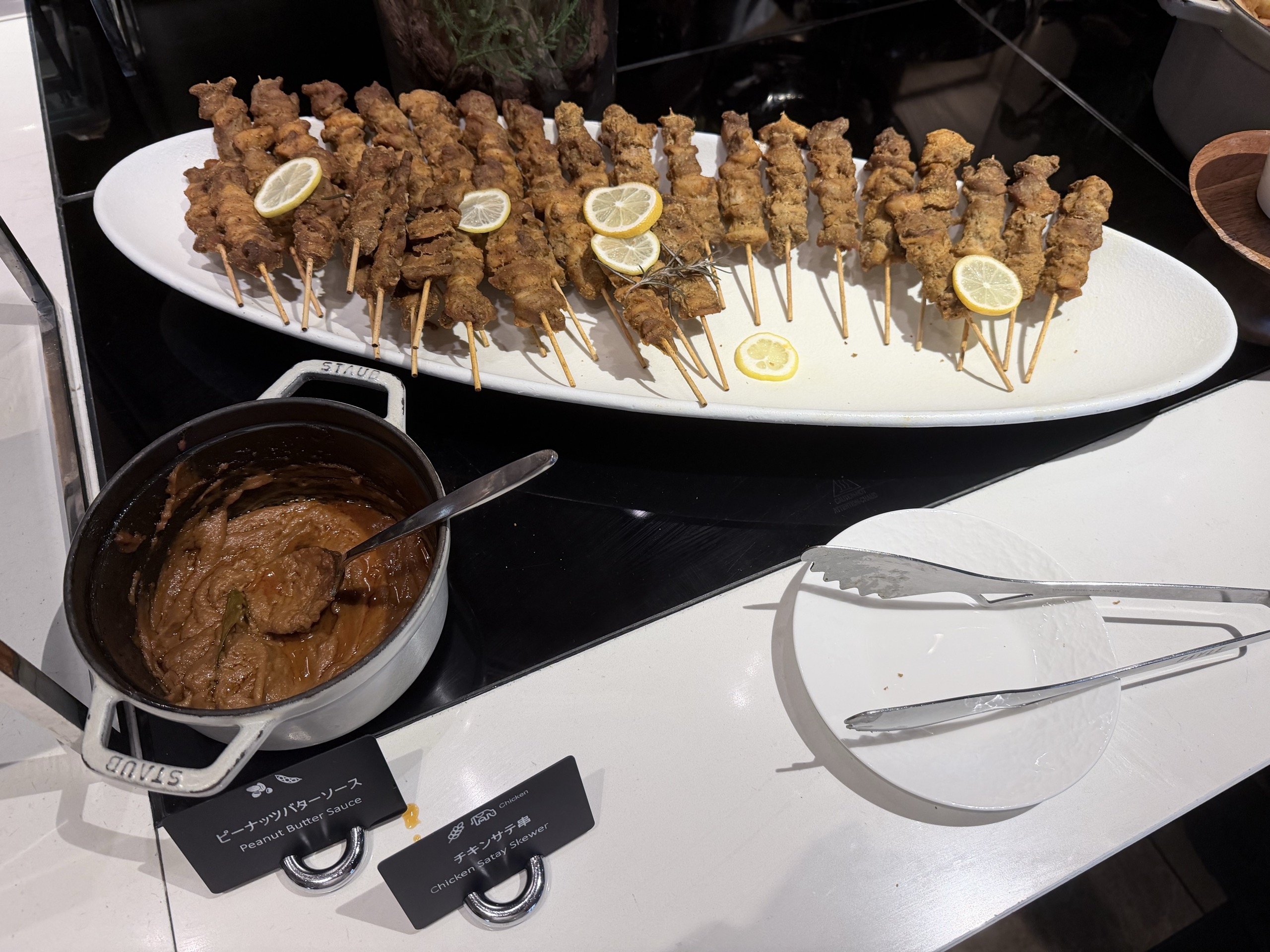 ピーナッツバターソースを添えたチキンサテ串