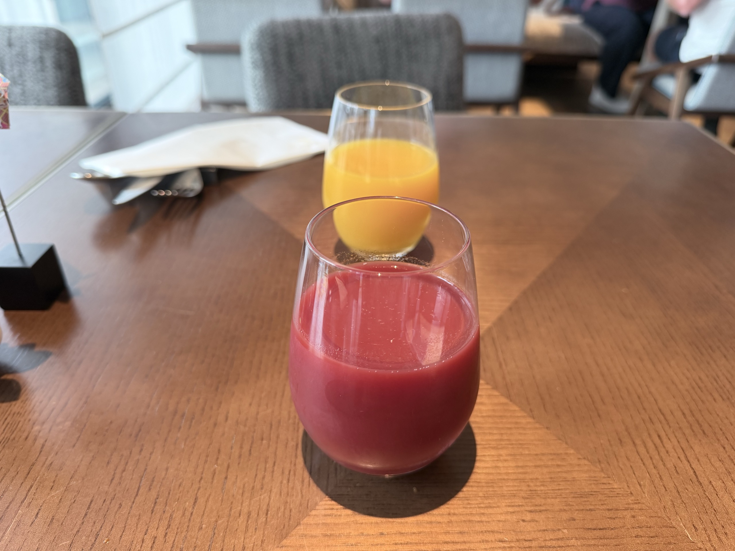朝食のテーブルに置いたドリンク2杯