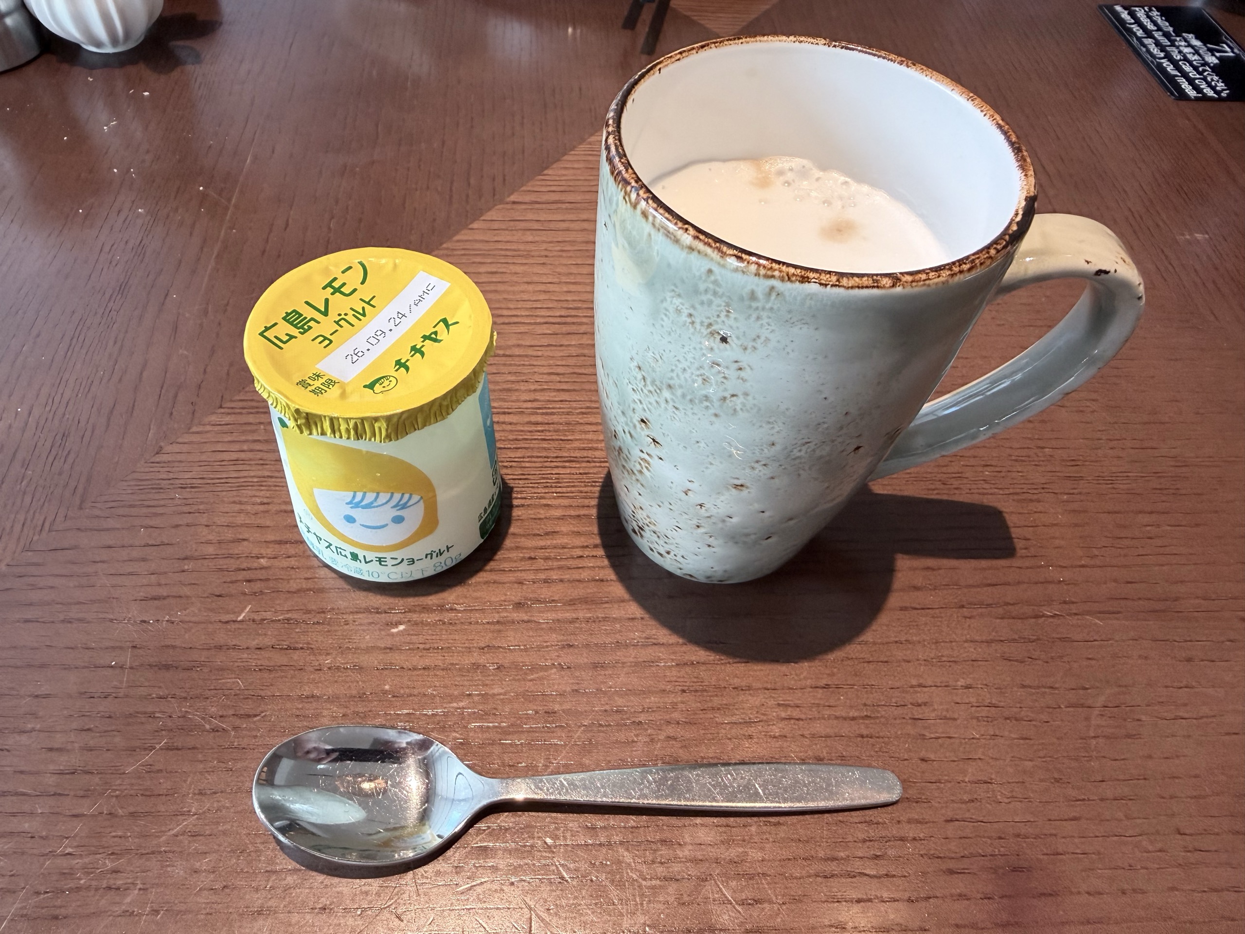 チチヤス広島レモンヨーグルトのカップとマグ