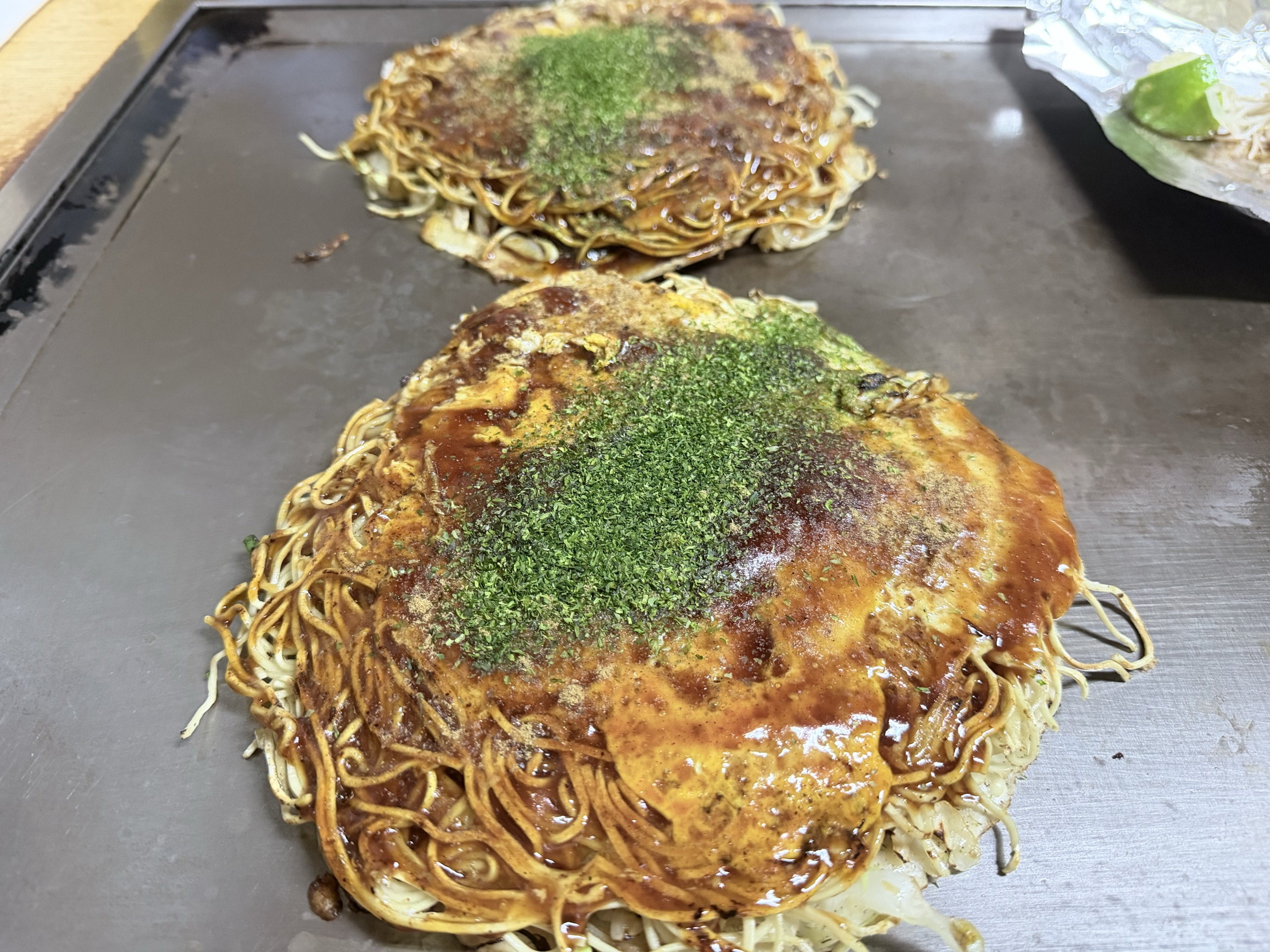 金属の台に置いた、丸く平たい料理2枚